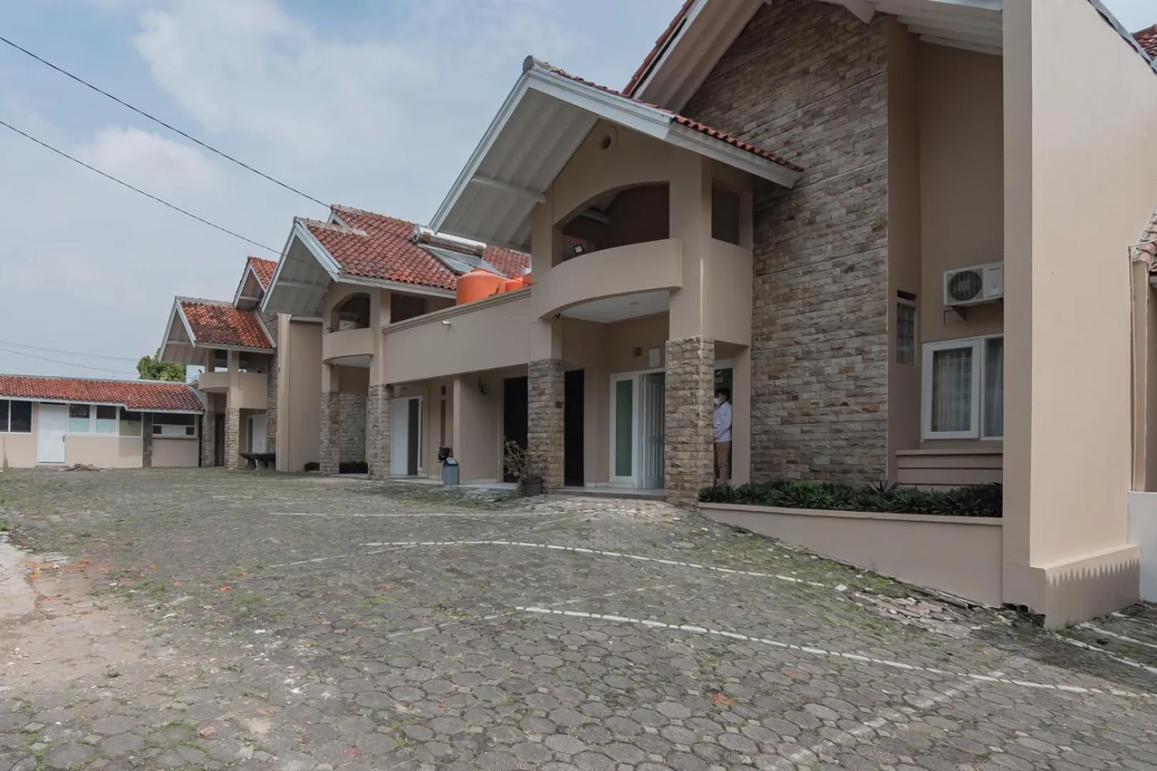 Property building in Rossan Villa Hotel near Lembang Park & Zoo RedPartner