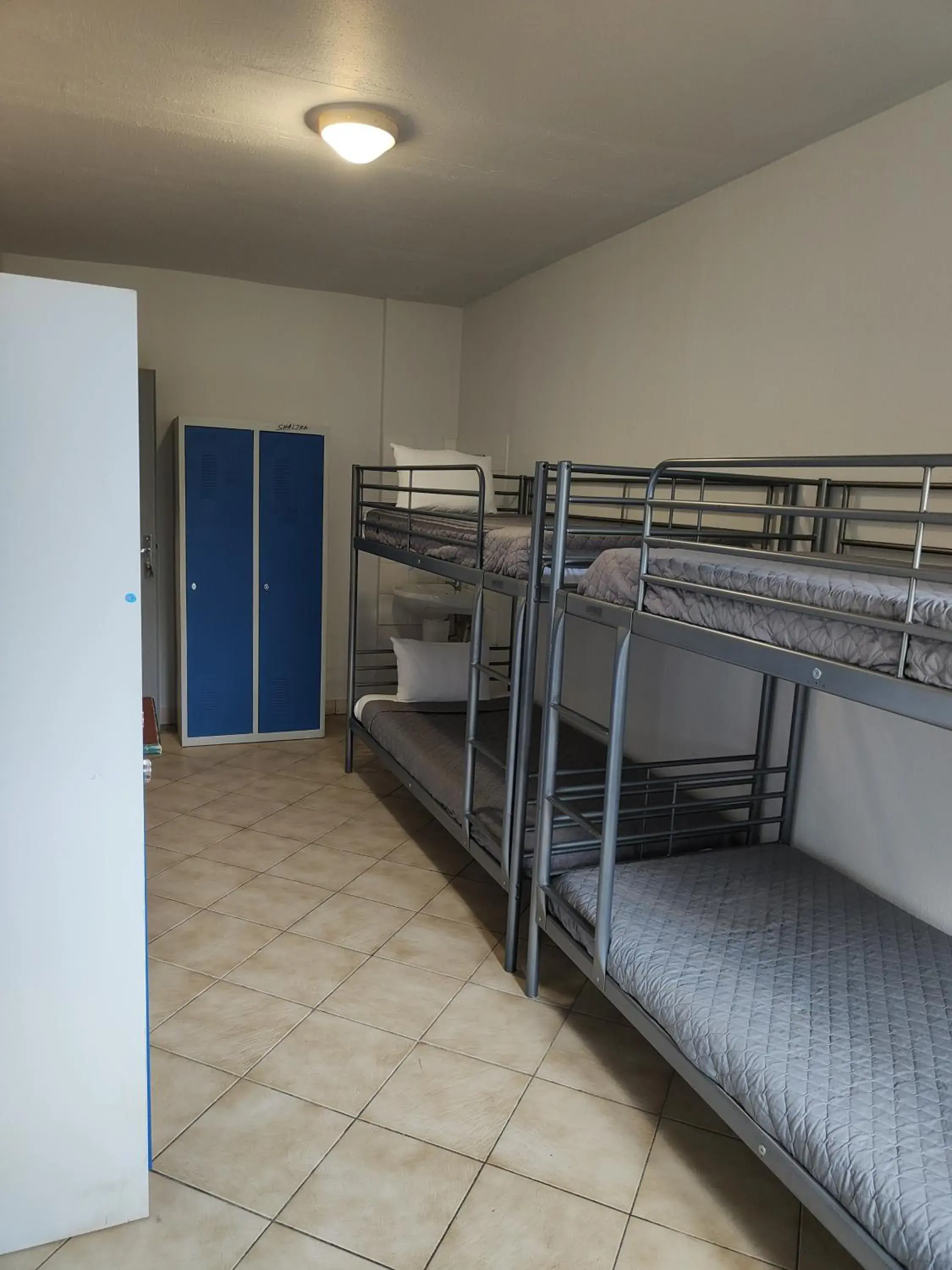 4-Bed Mixed Dormitory Room in Hôtel Les 4 Chênes 4-Bed Mixed Dormitory Room in Hôtel Les 4 Chênes