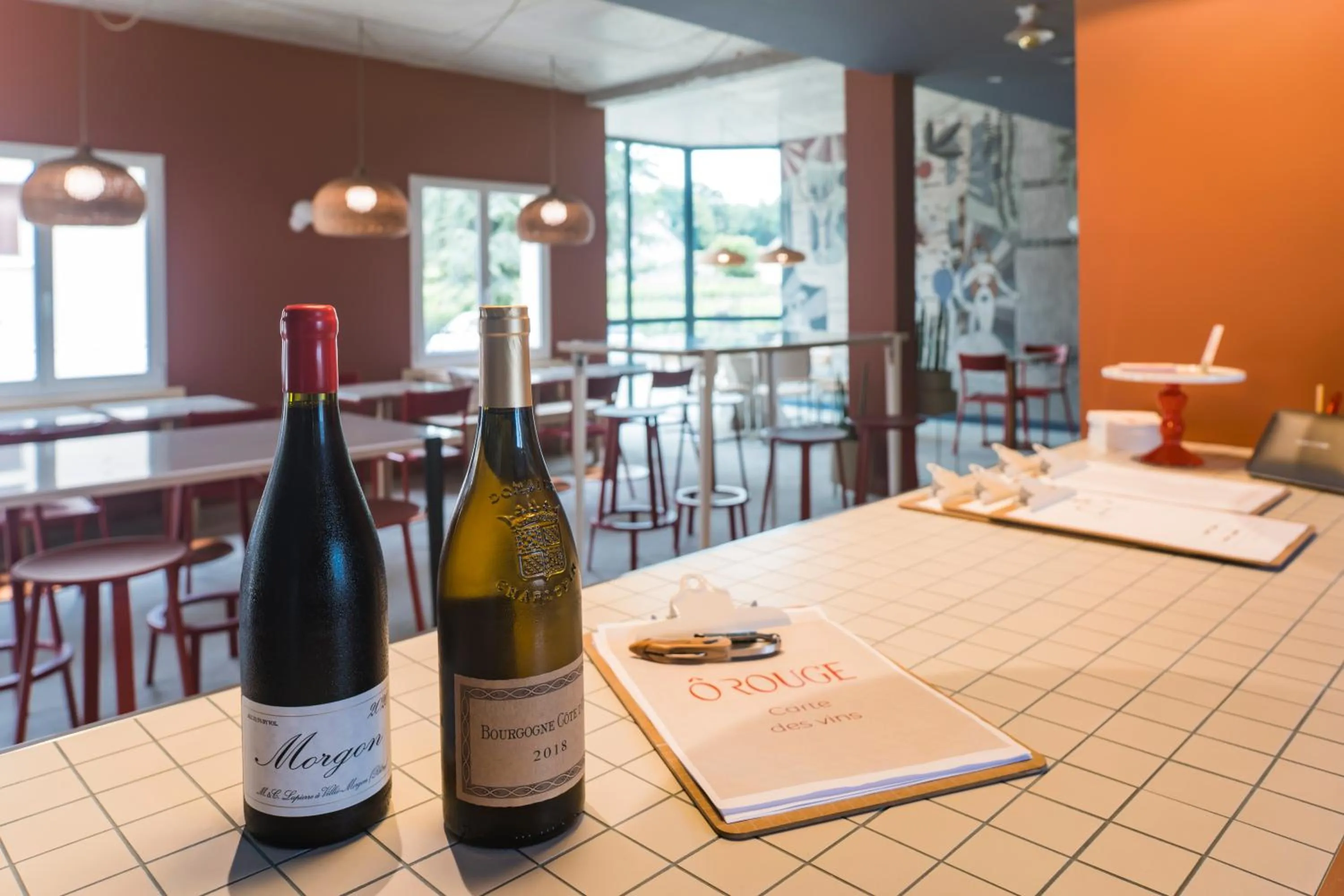 Lounge or bar in Hôtel-Spa Ô Rouge - Gevrey-Chambertin - Teritoria