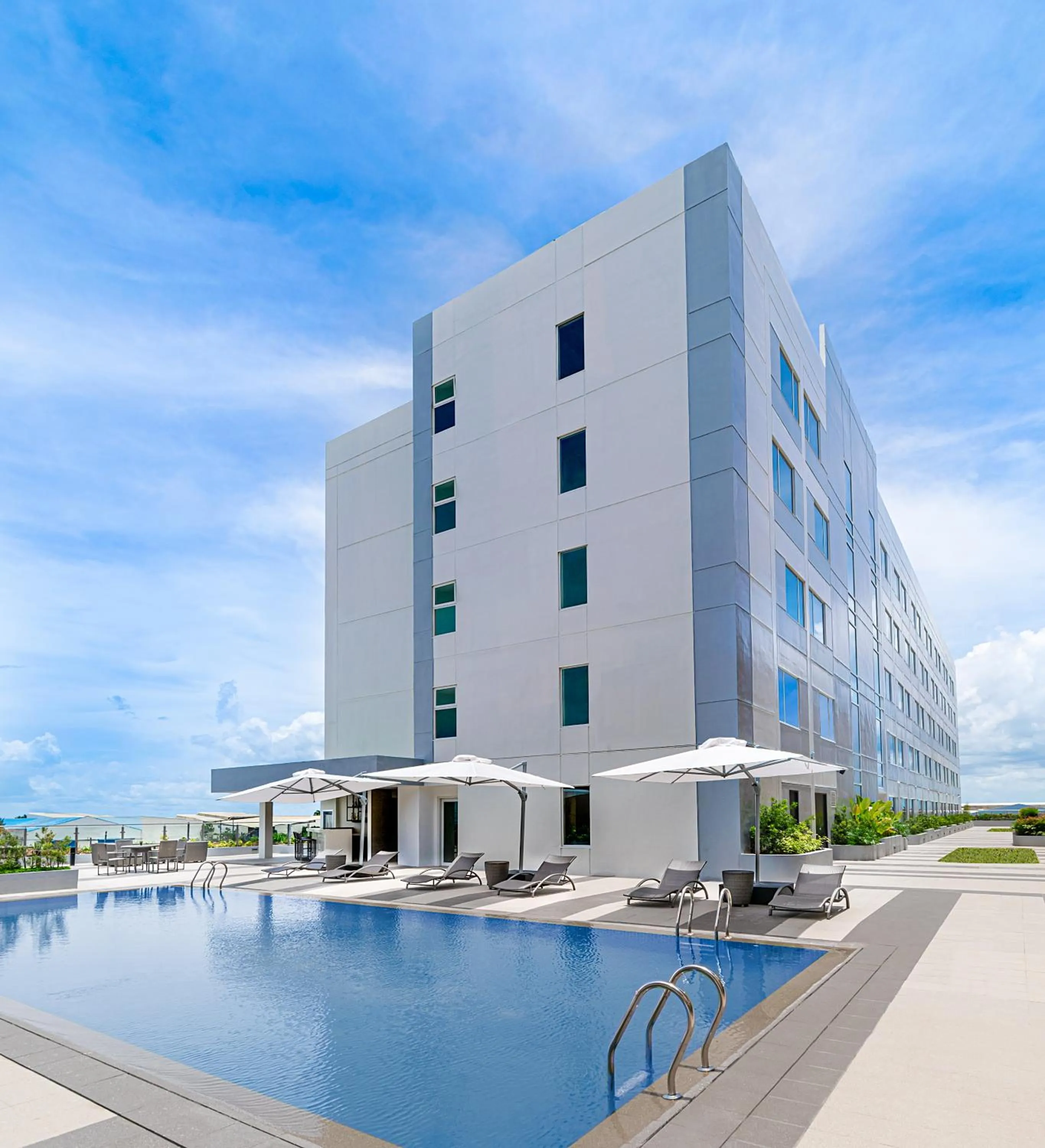 Swimming pool in Park Inn By Radisson Bacolod