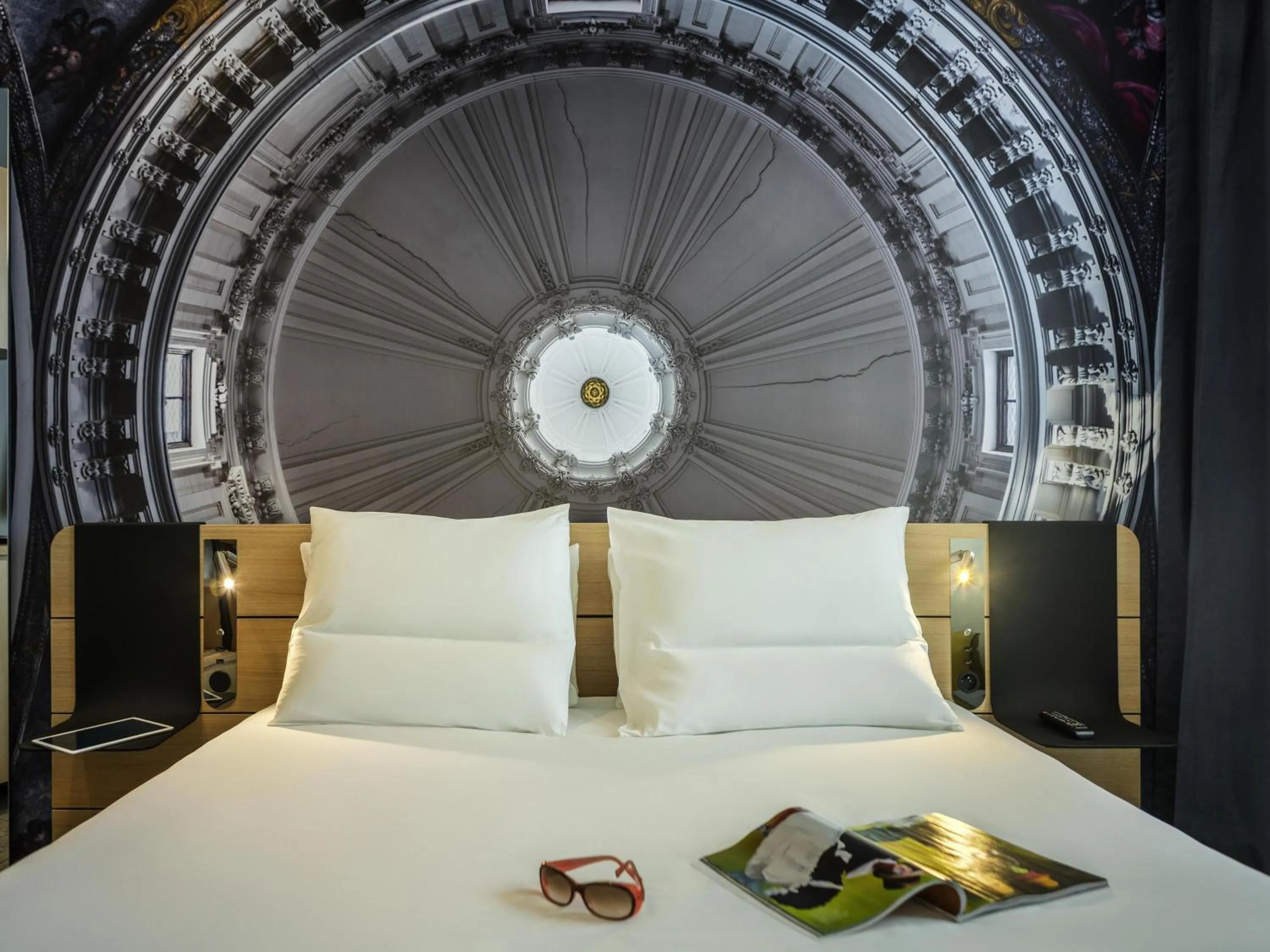 Bedroom, Bed in Novotel Paris 20 Belleville