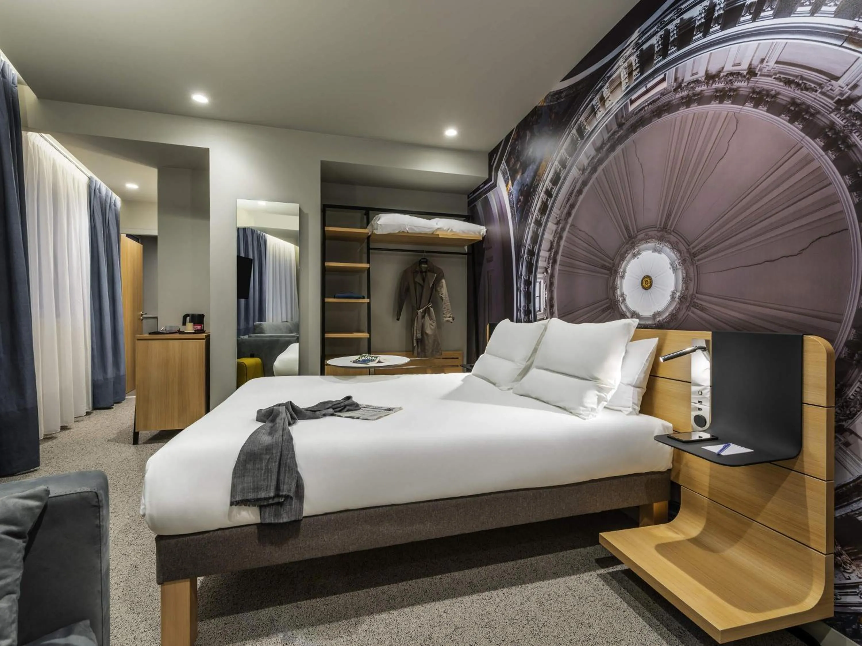 Bedroom, Bed in Novotel Paris 20 Belleville