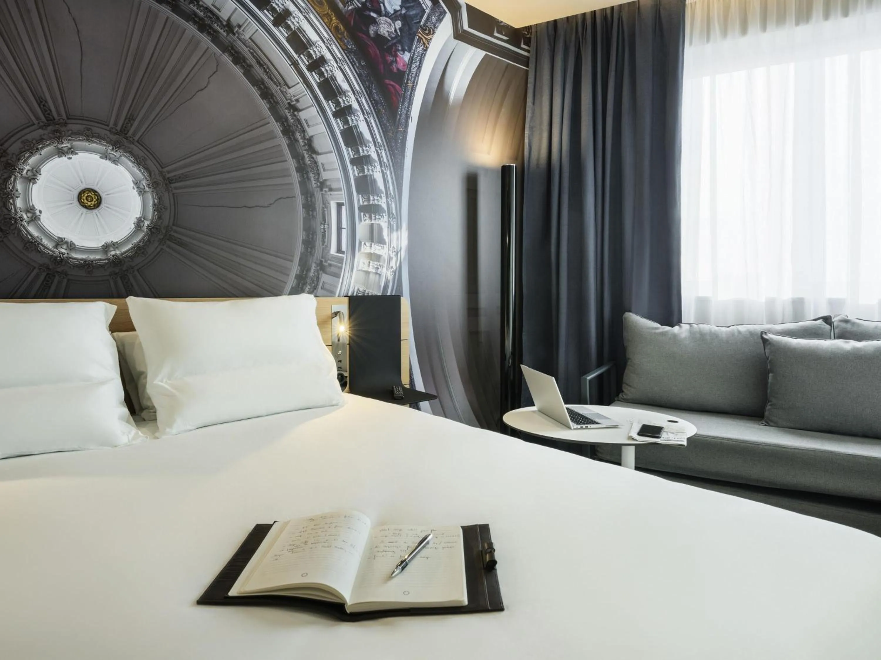 Bedroom, Bed in Novotel Paris 20 Belleville