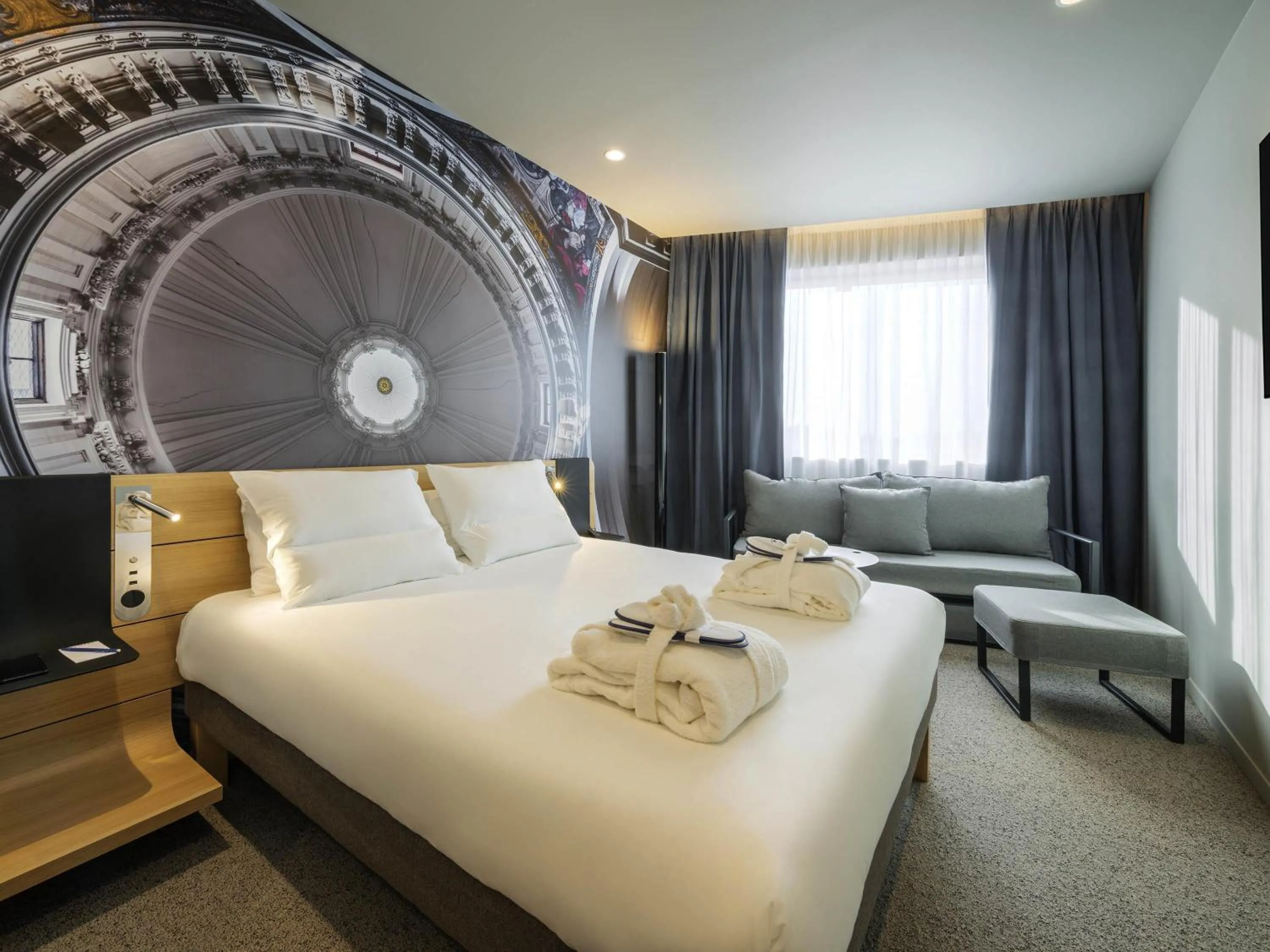 Bedroom, Bed in Novotel Paris 20 Belleville