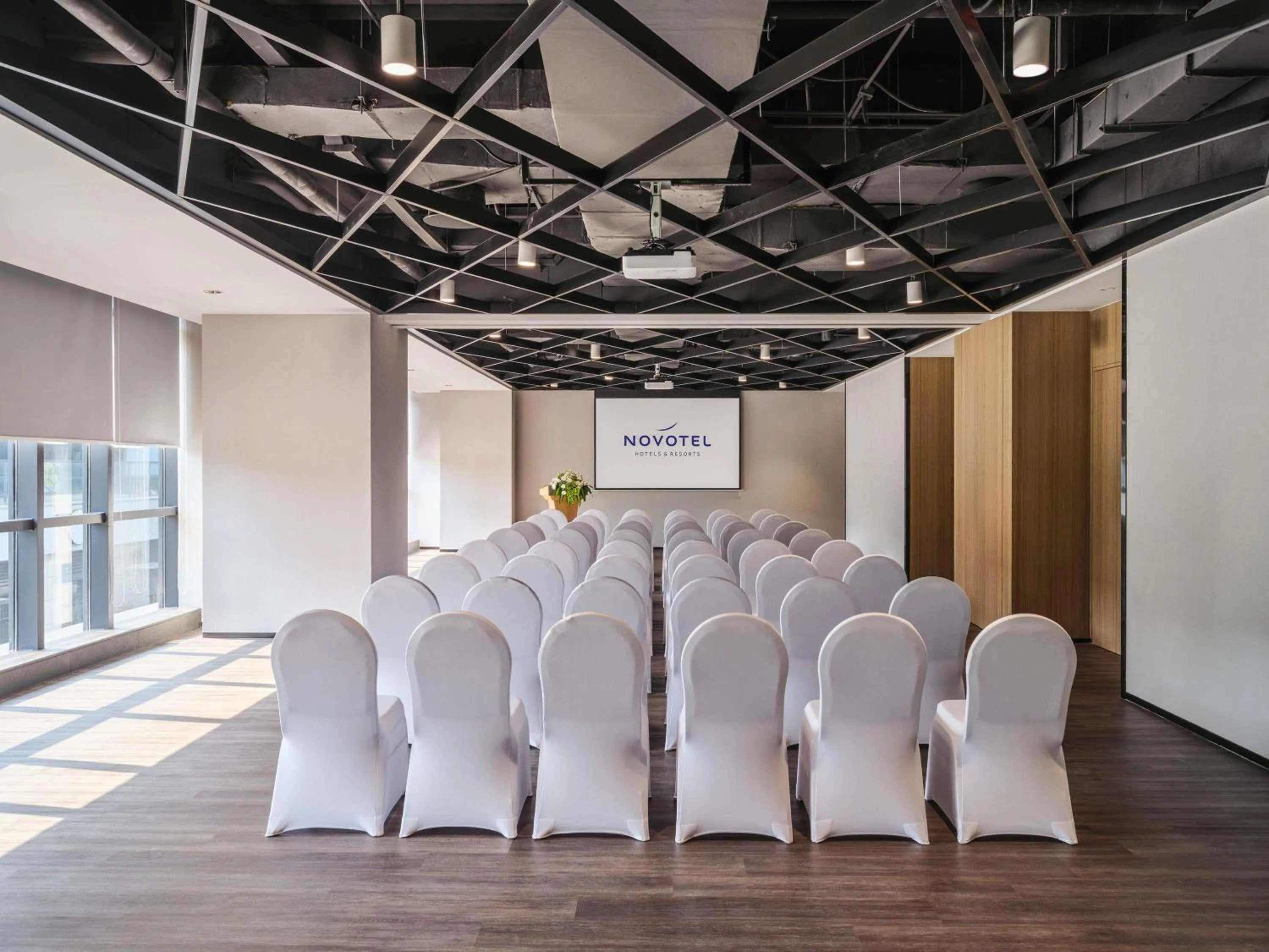 Meeting/conference room in Novotel Shanghai Qingpu Excellence