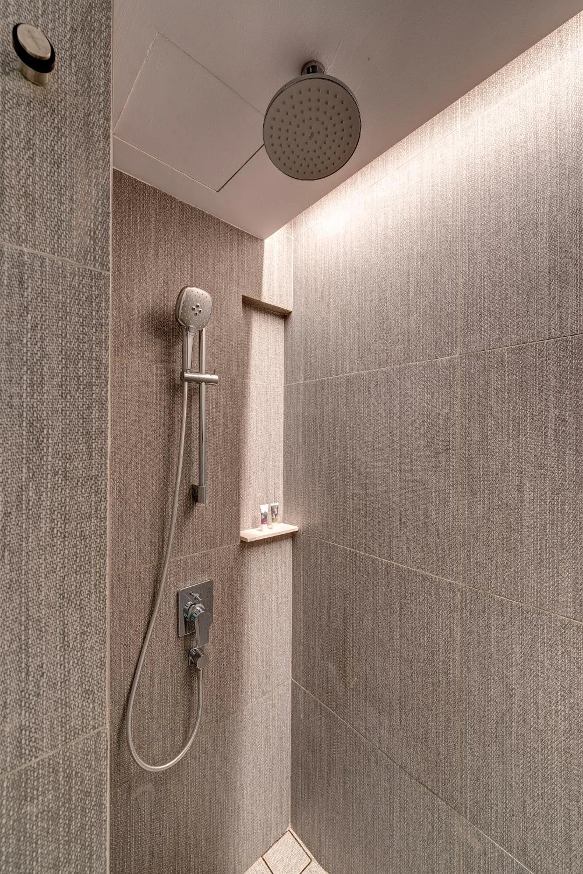 Shower in Mercure Kuala Lumpur Glenmarie