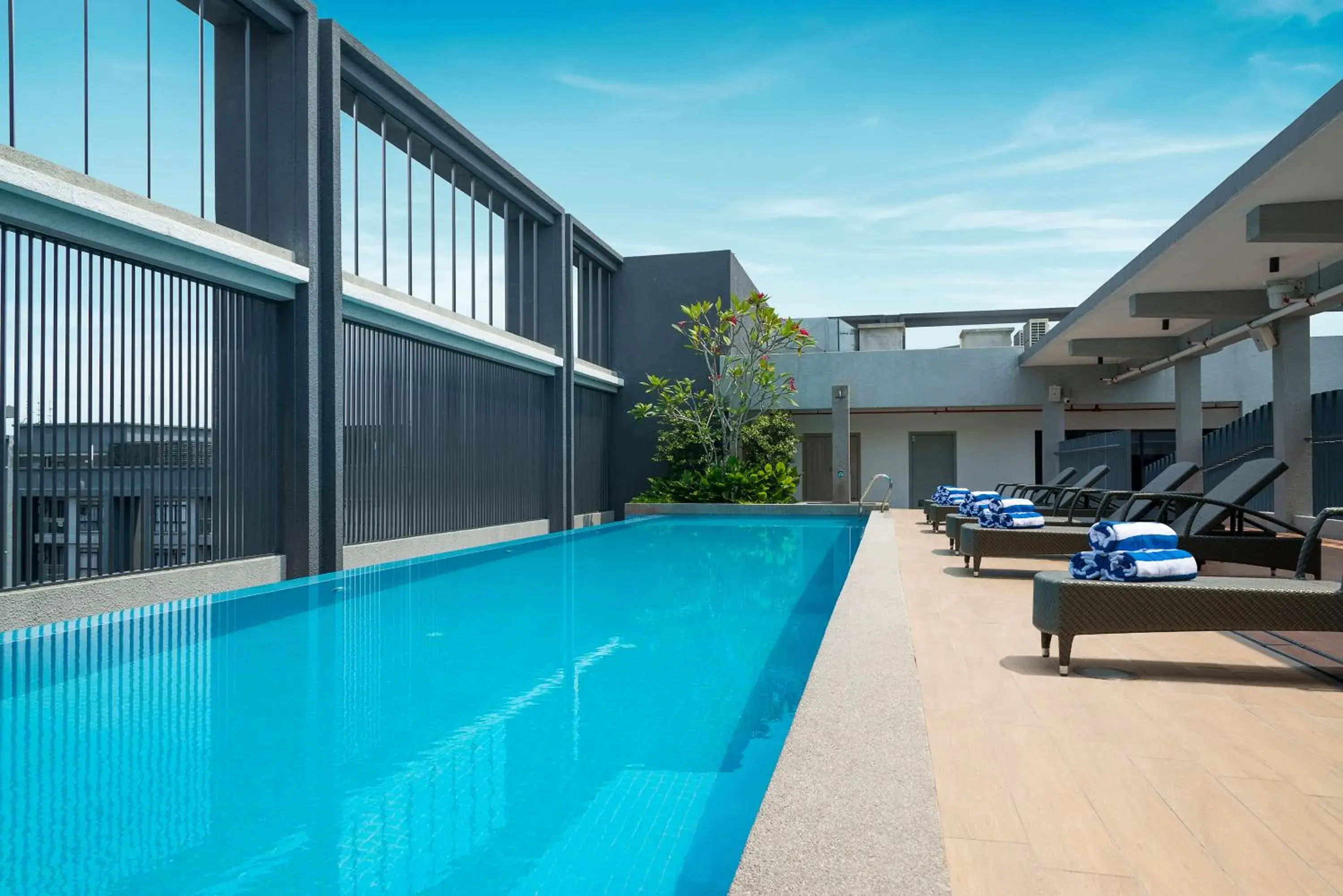 Swimming pool in Mercure Kuala Lumpur Glenmarie Swimming pool in Mercure Kuala Lumpur Glenmarie