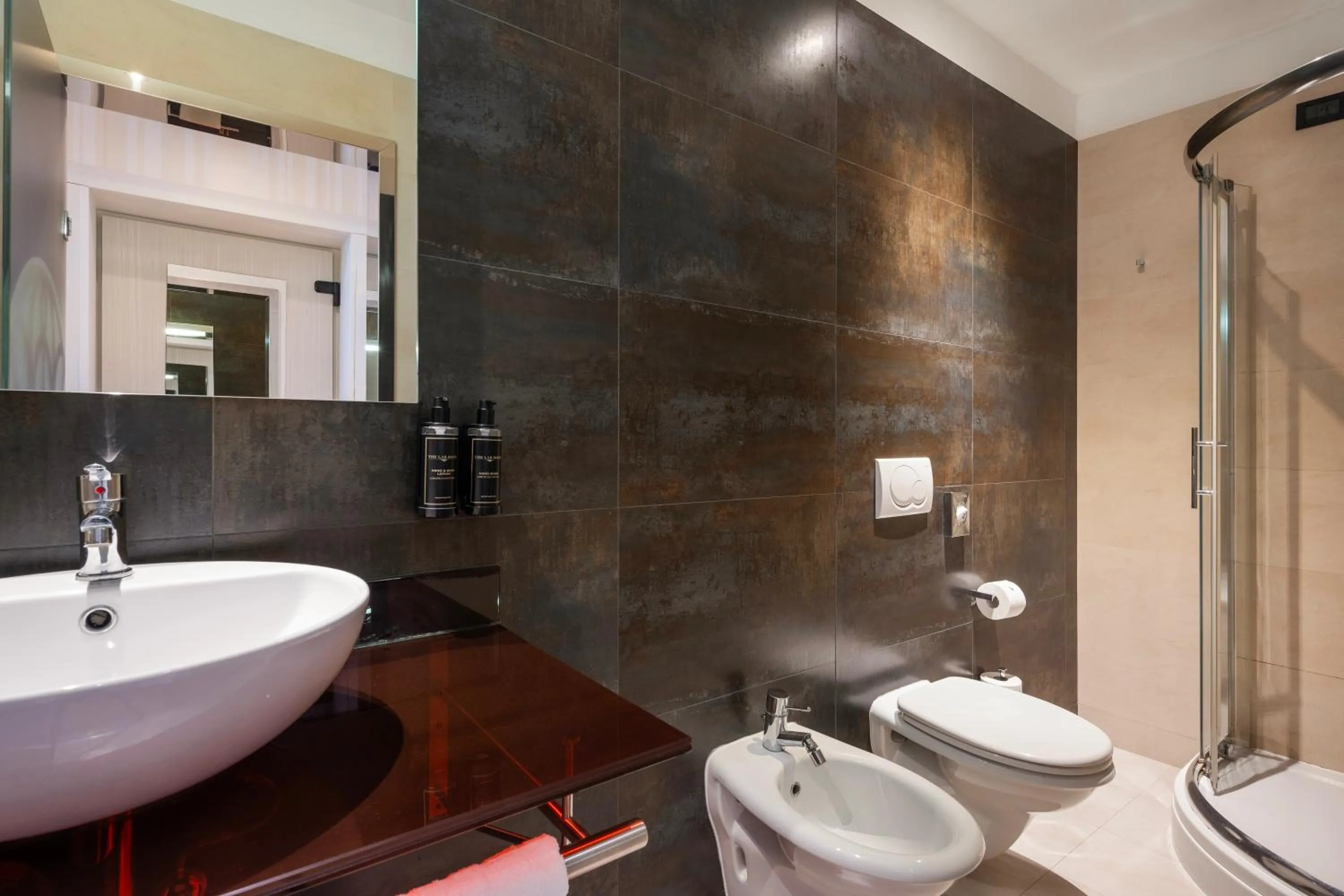 Shower in Ikonik Parlament