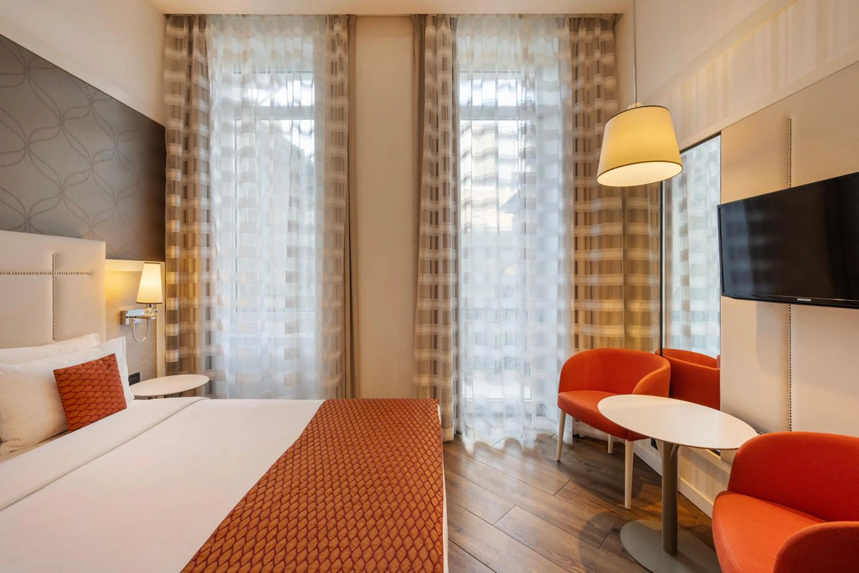 Bed in Ikonik Parlament