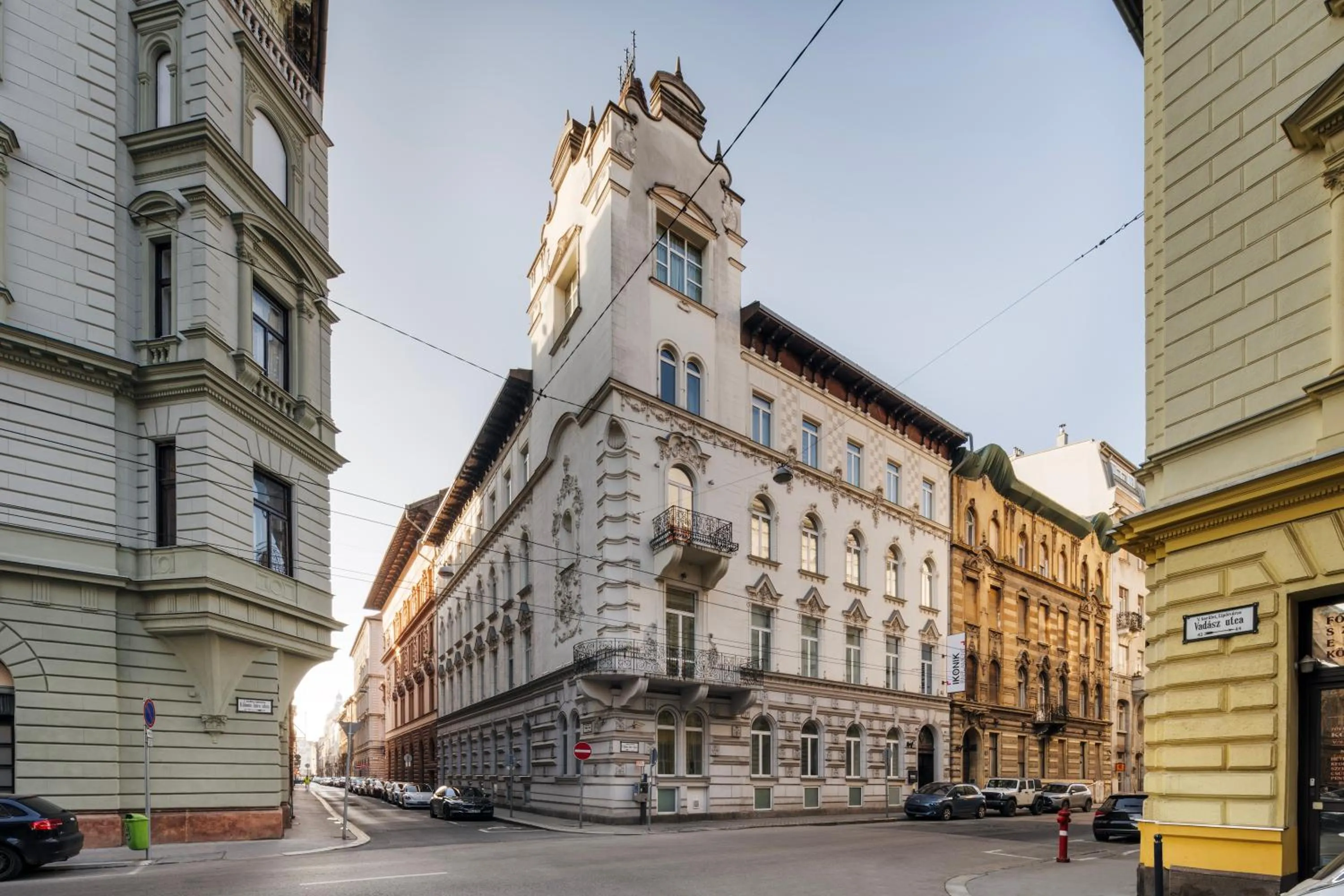 Property building in Ikonik Parlament