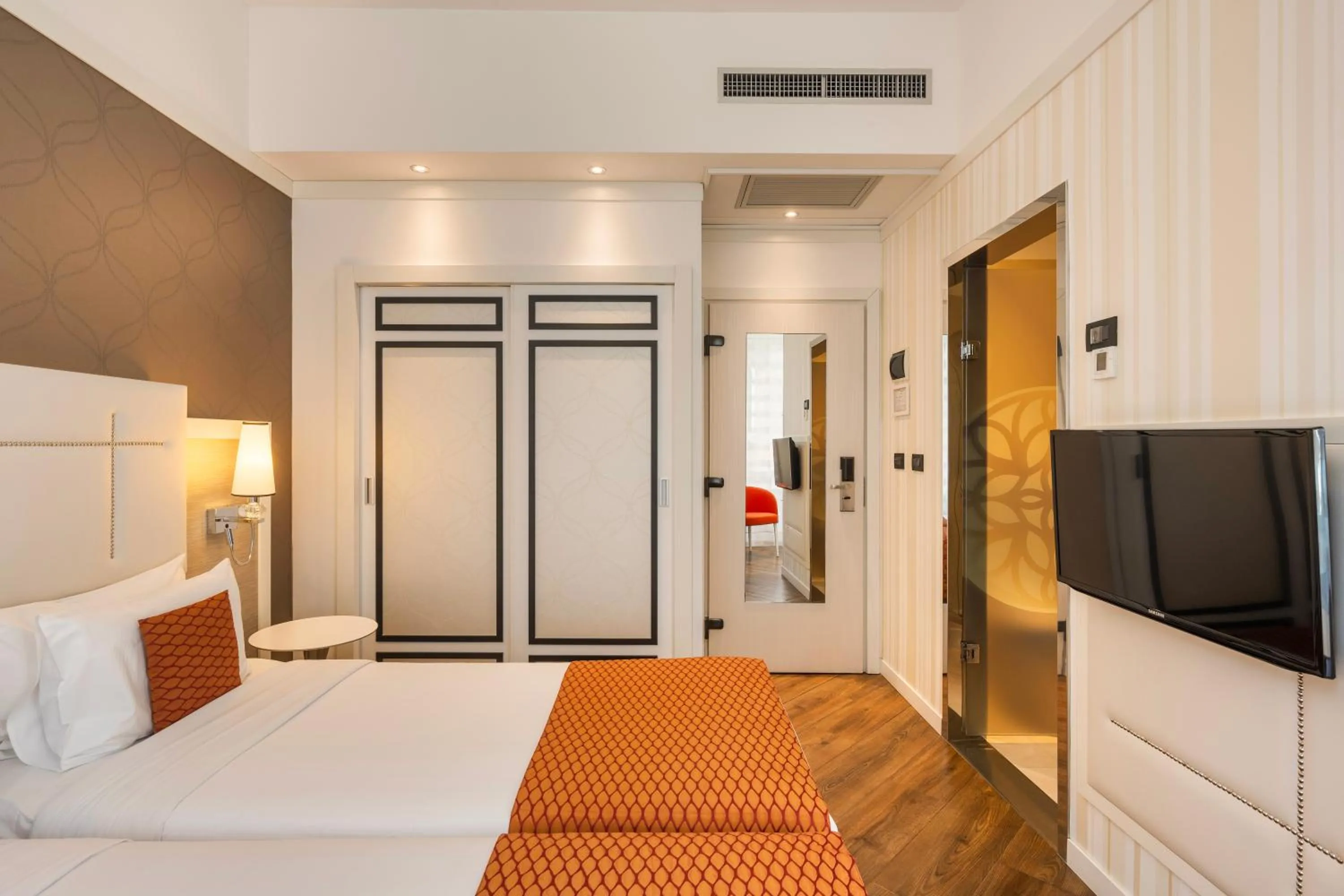 Bed in Ikonik Parlament