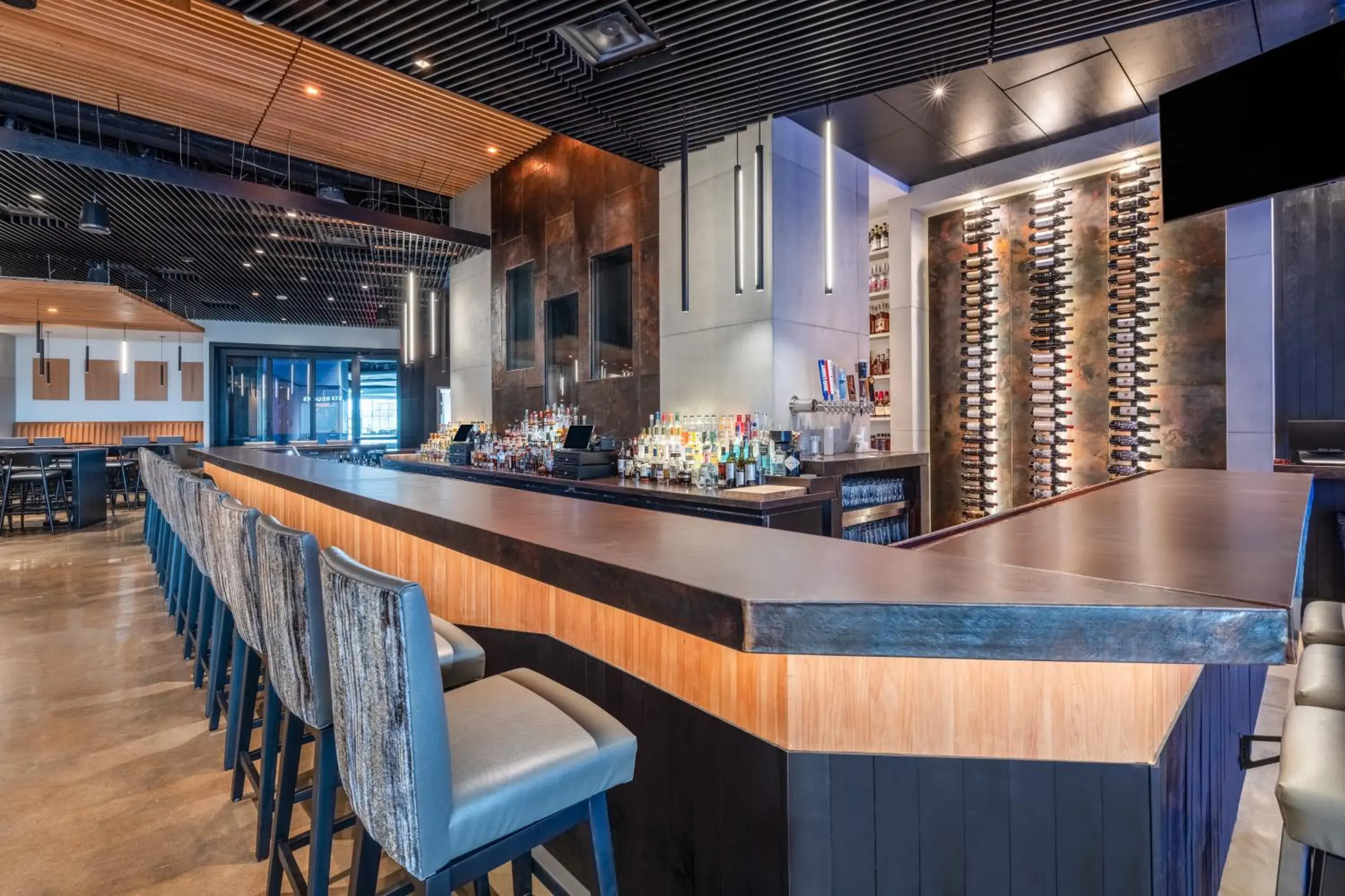 Lounge or bar in Crowne Plaza - Kearney by IHG Lounge or bar in Crowne Plaza - Kearney by IHG