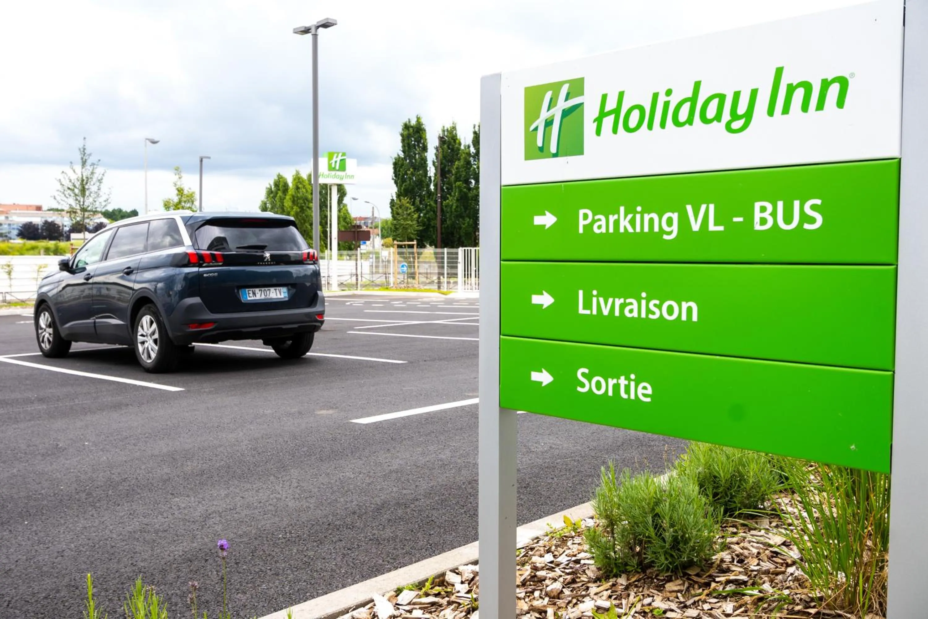 Parking in Holiday Inn Paris CDG Airport an IHG Hotel