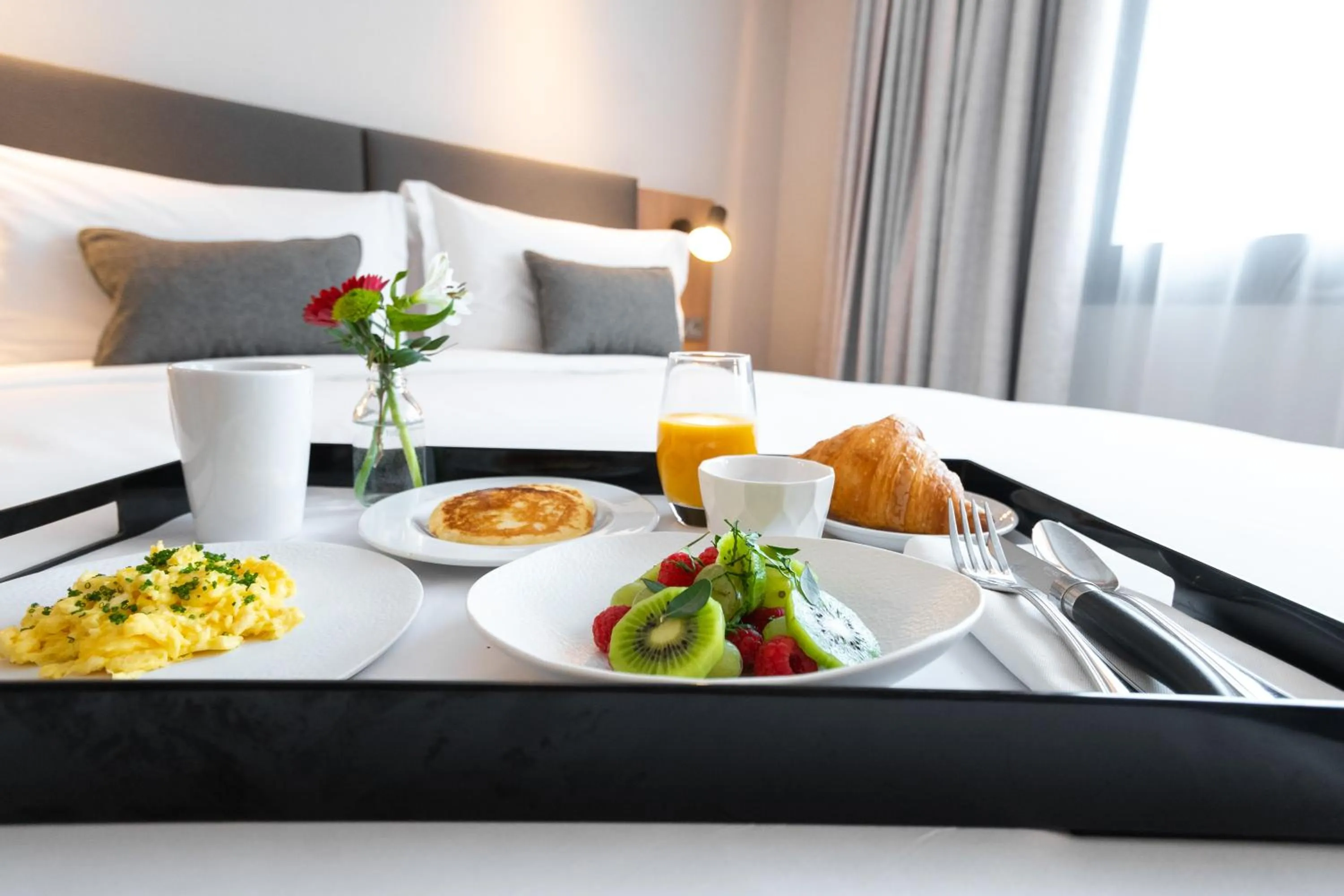 Breakfast, Bed in Holiday Inn Paris CDG Airport an IHG Hotel
