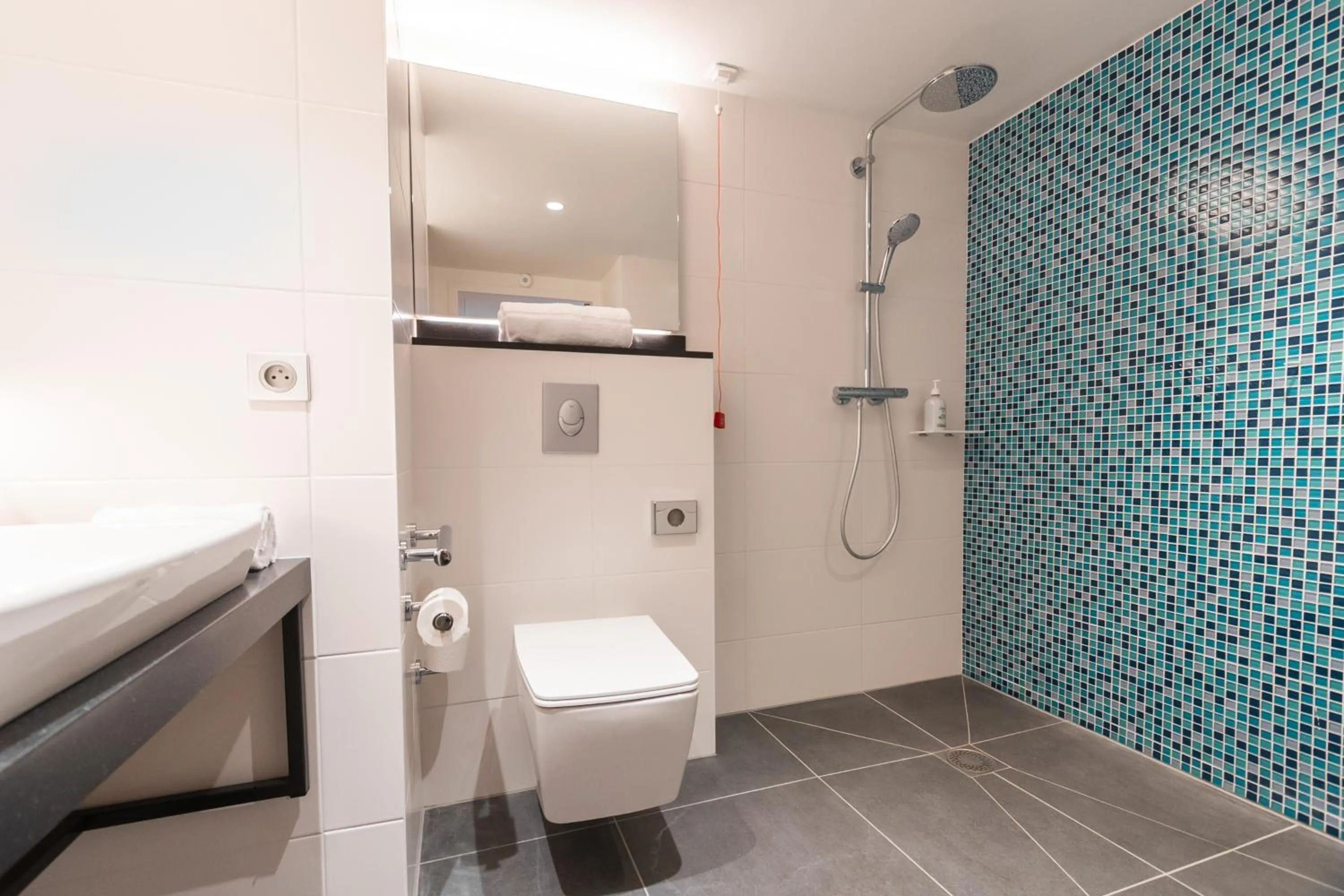 Toilet in Holiday Inn Paris CDG Airport an IHG Hotel