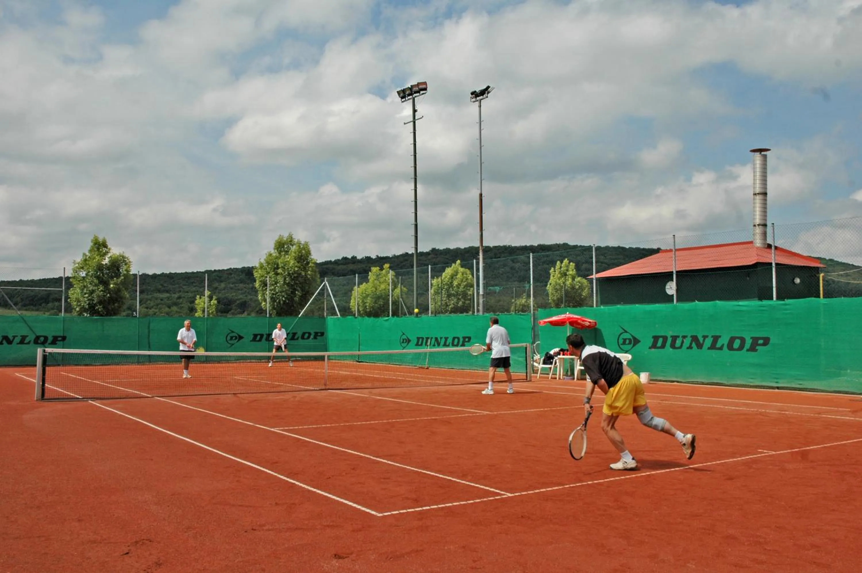 Tennis court in Petneházy Aparthotel