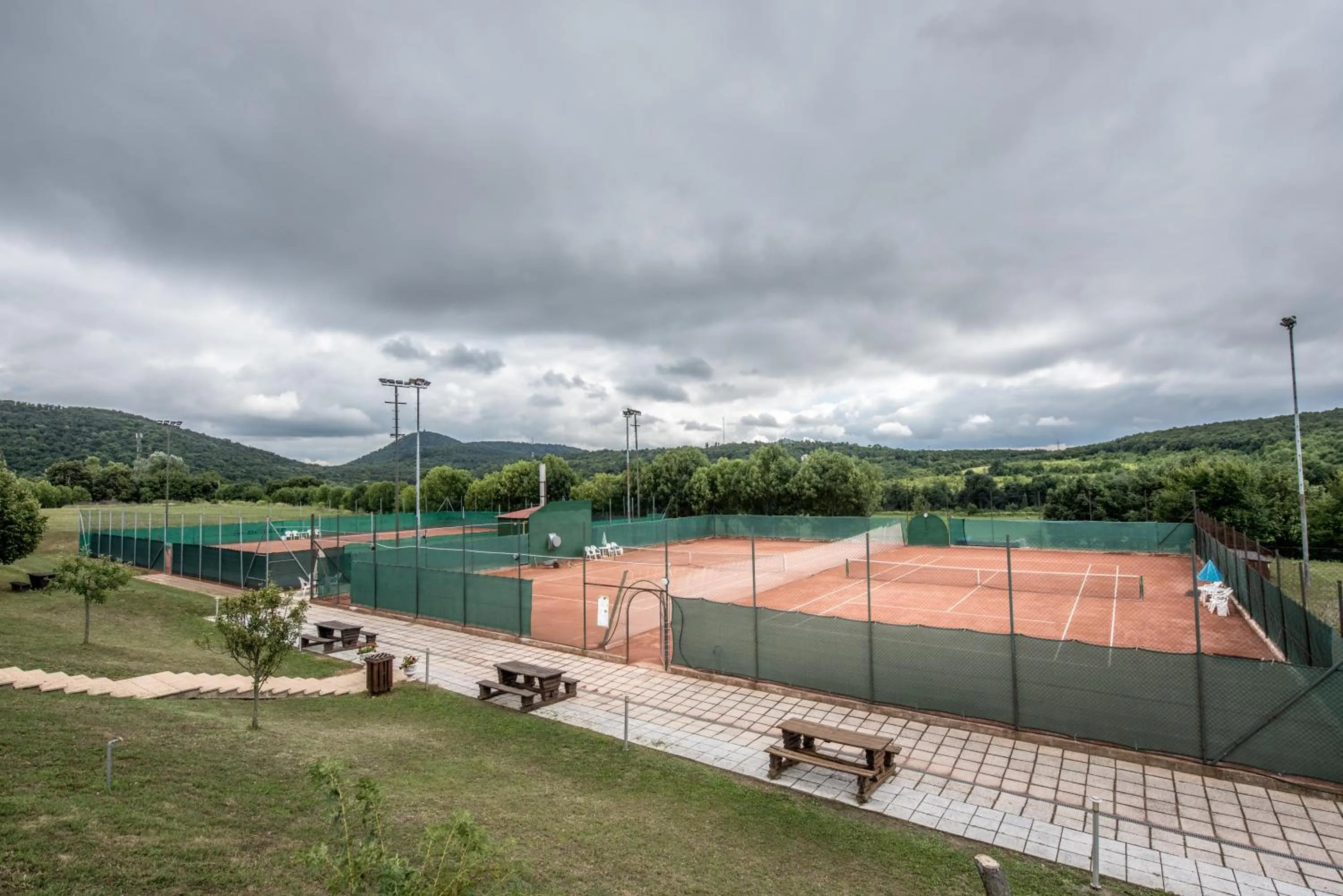Tennis court in Petneházy Aparthotel