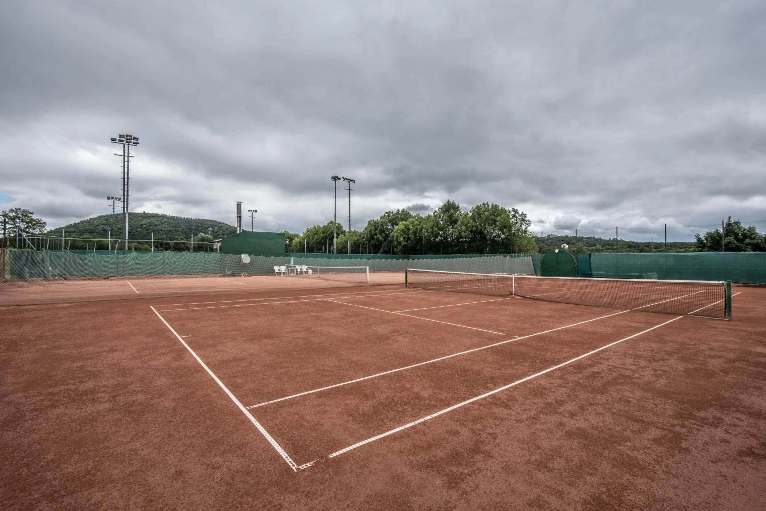 Tennis court in Petneházy Aparthotel