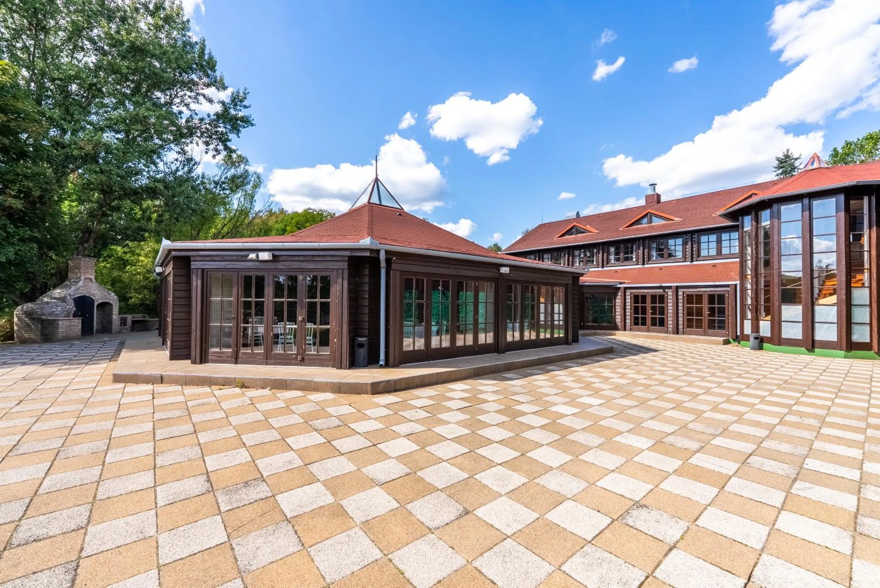 Garden in Petneházy Aparthotel