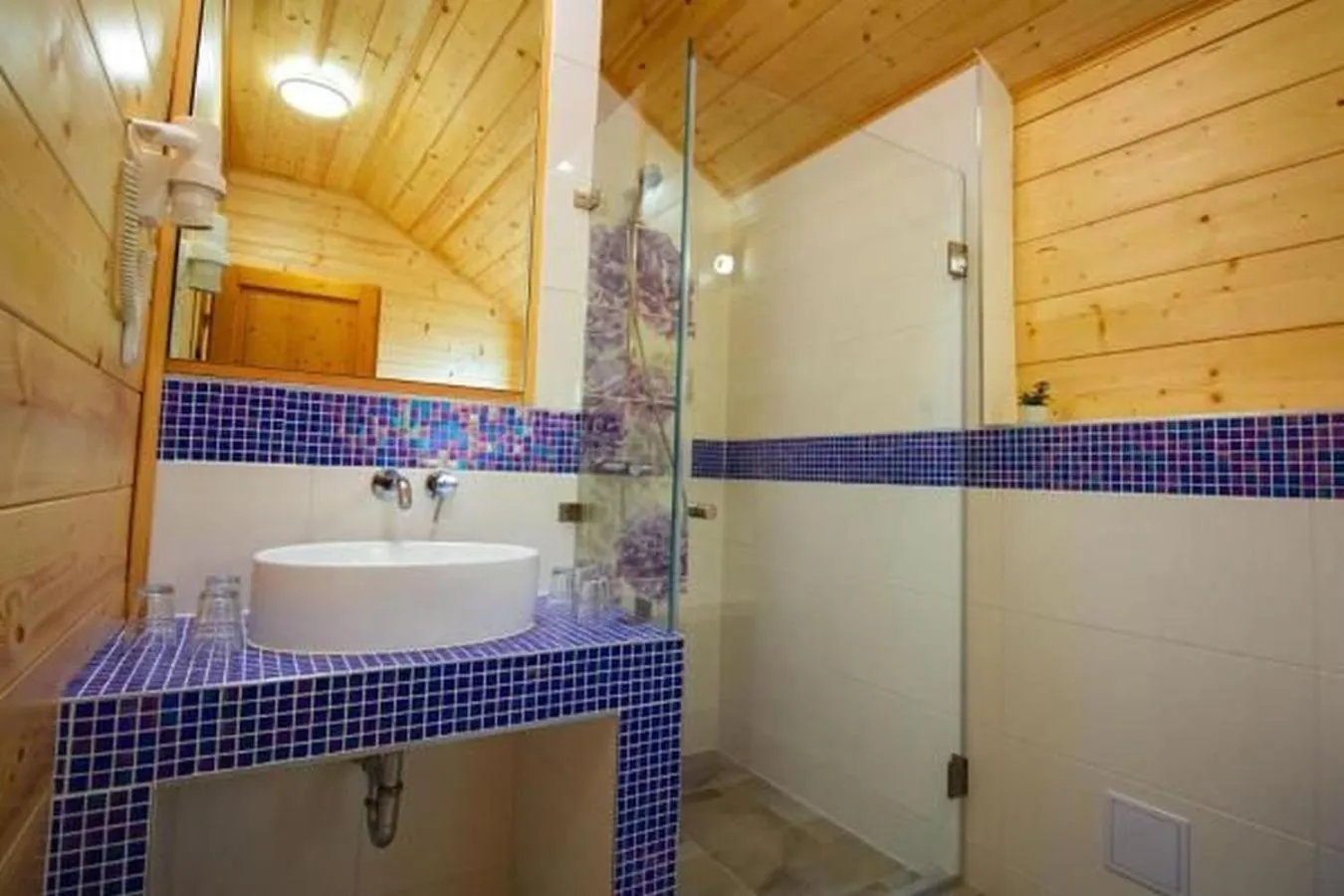 Shower in Petneházy Aparthotel