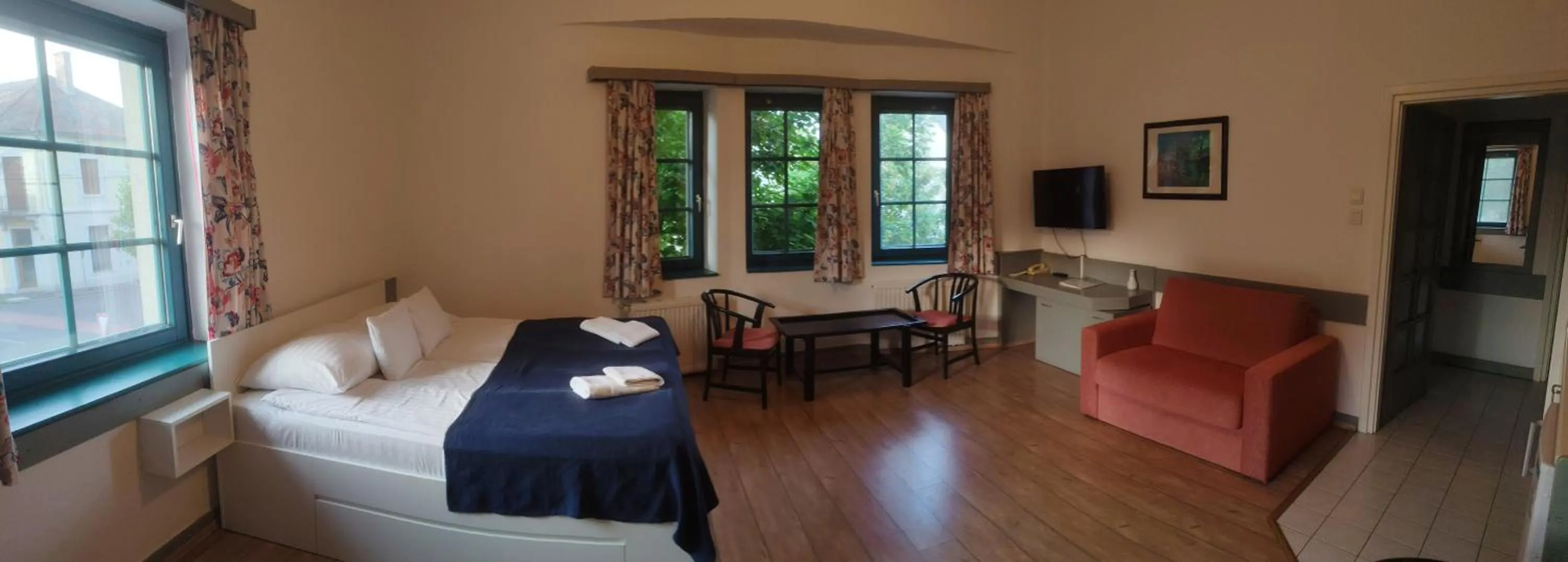 Living room, Bed in Abbázia Club Hotel Kék