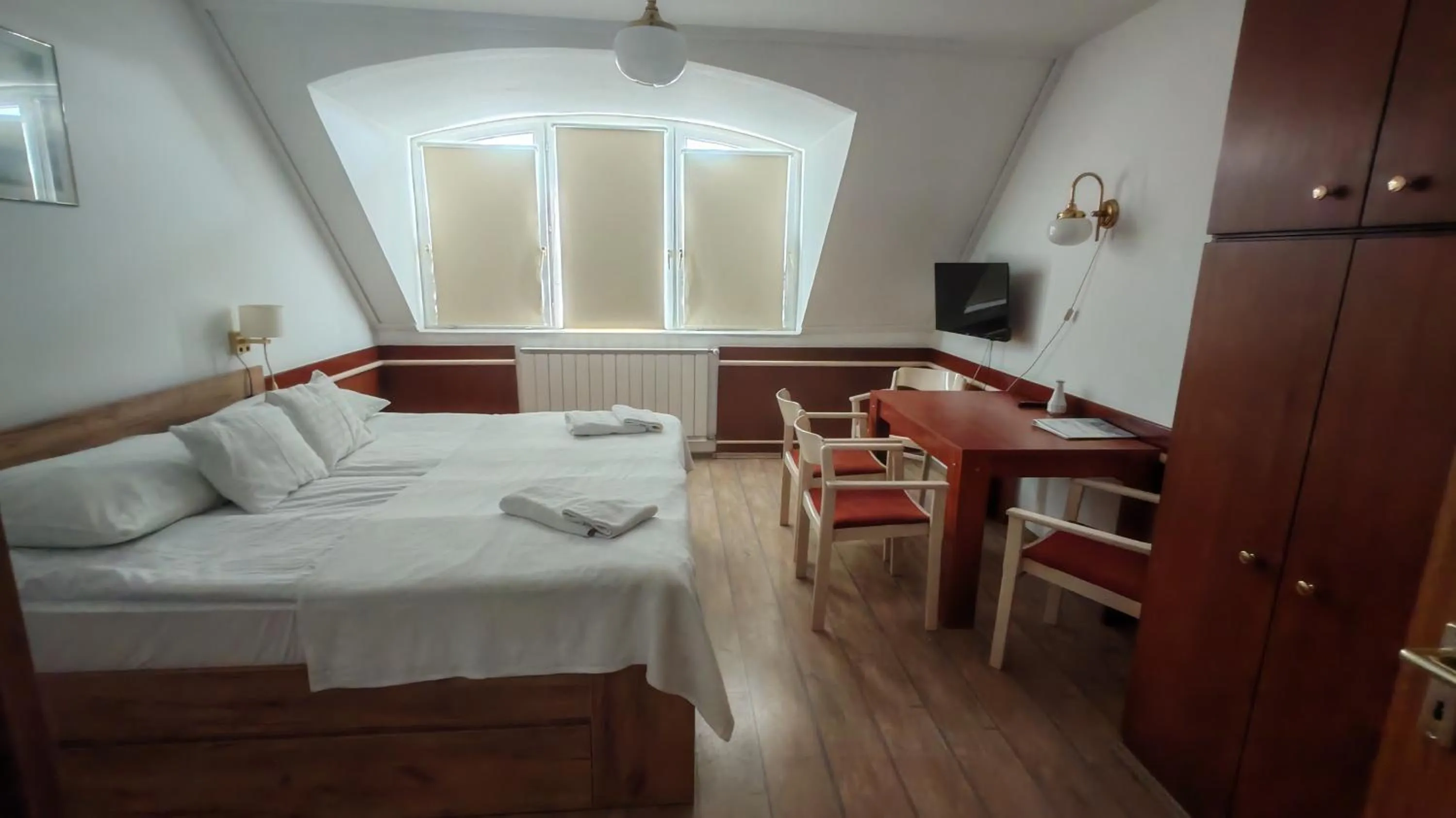 Living room, Bed in Abbázia Club Hotel Kék