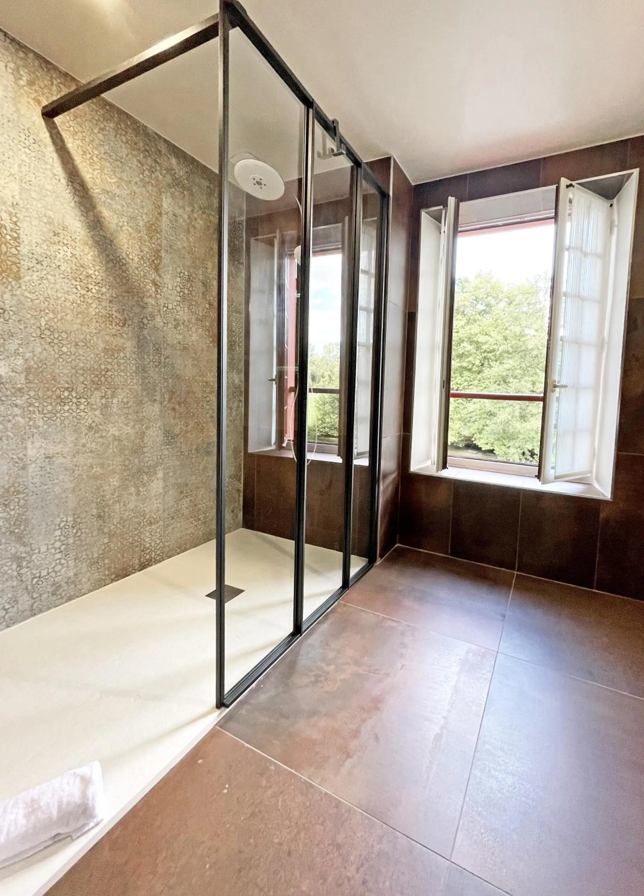 Shower, Bed in Moulin de Fourges