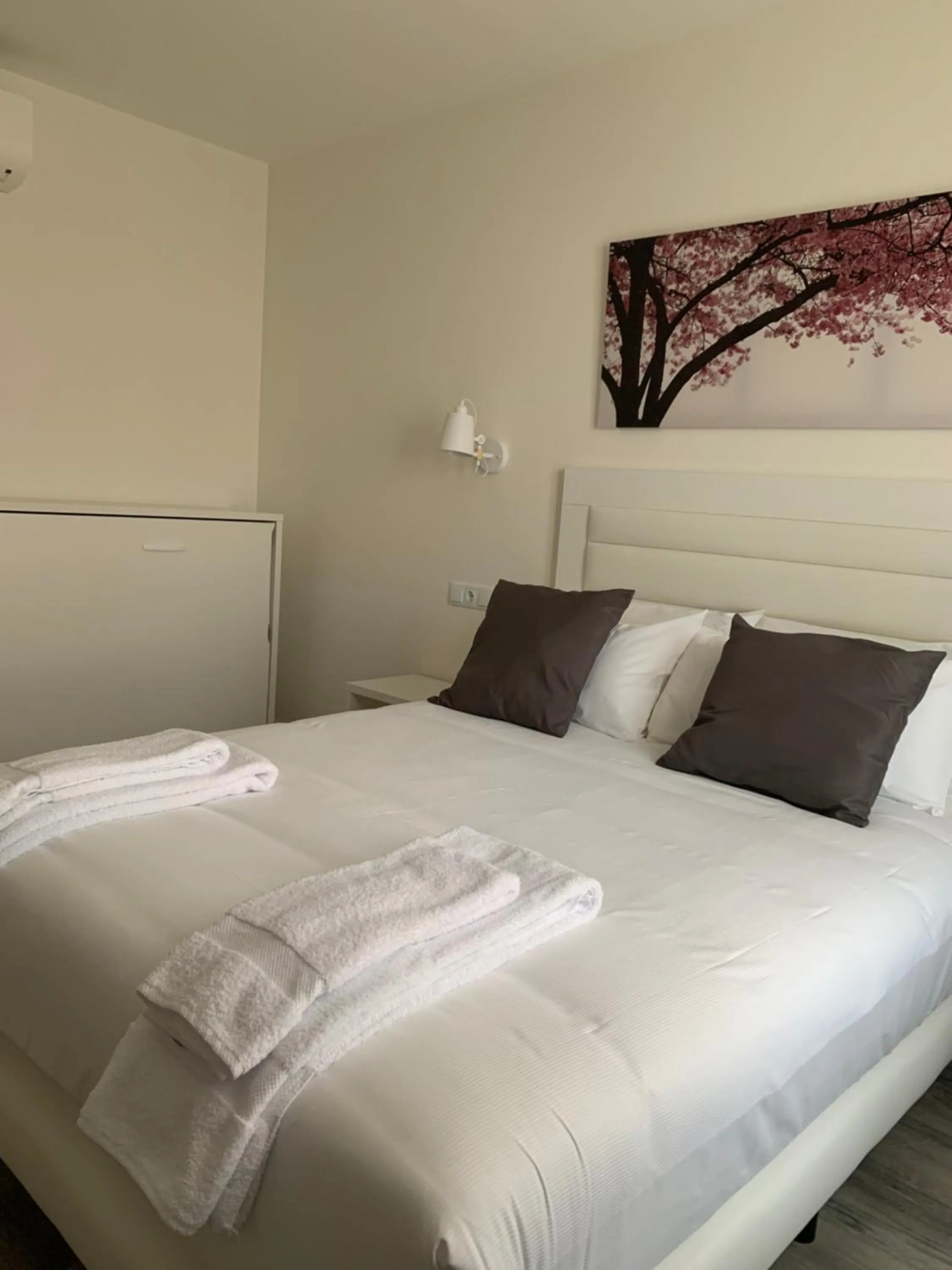 Photo of the whole room, Bed in Hostal Comfort Suites