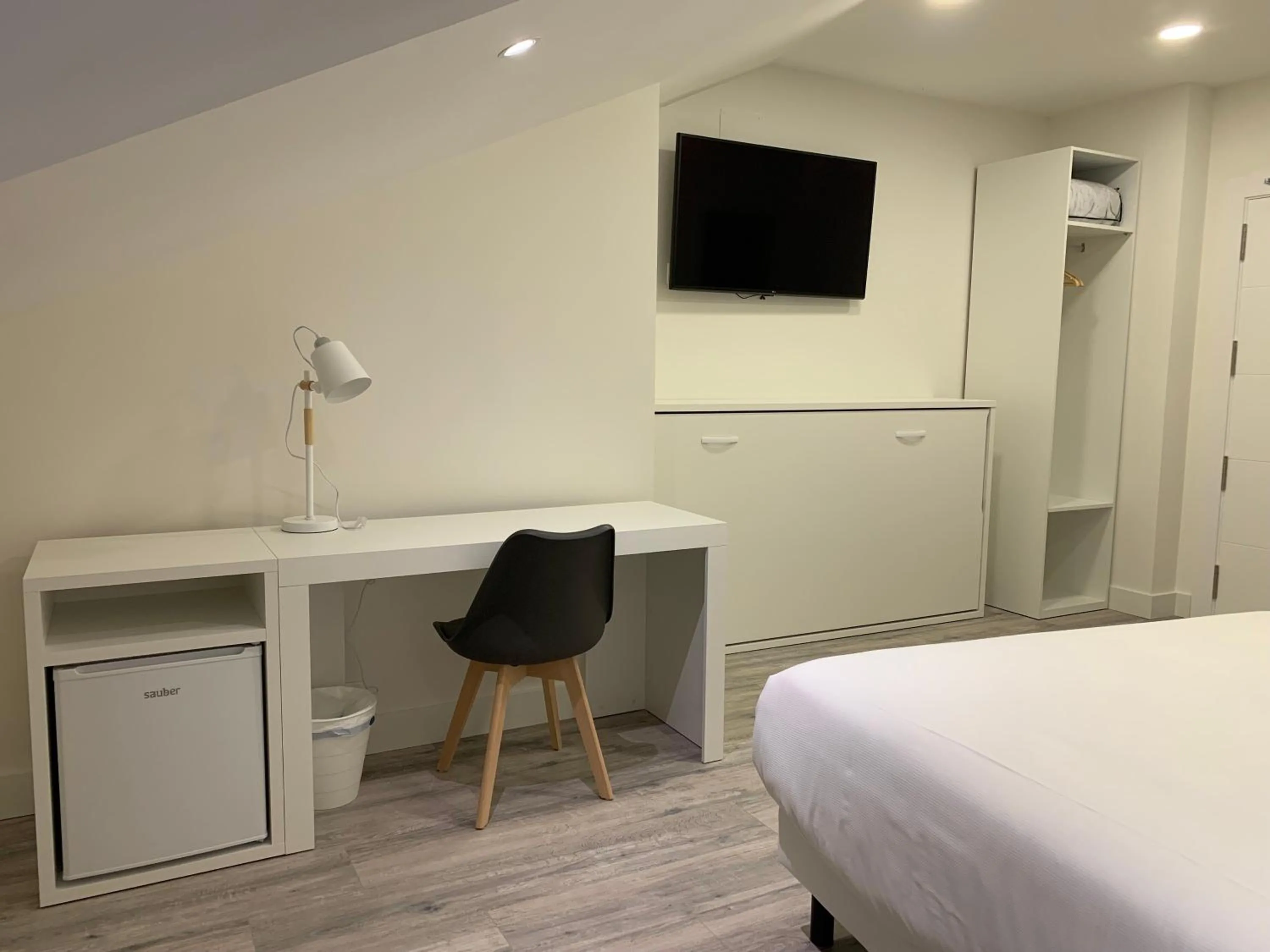 Seating area, Bed in Hostal Comfort Suites