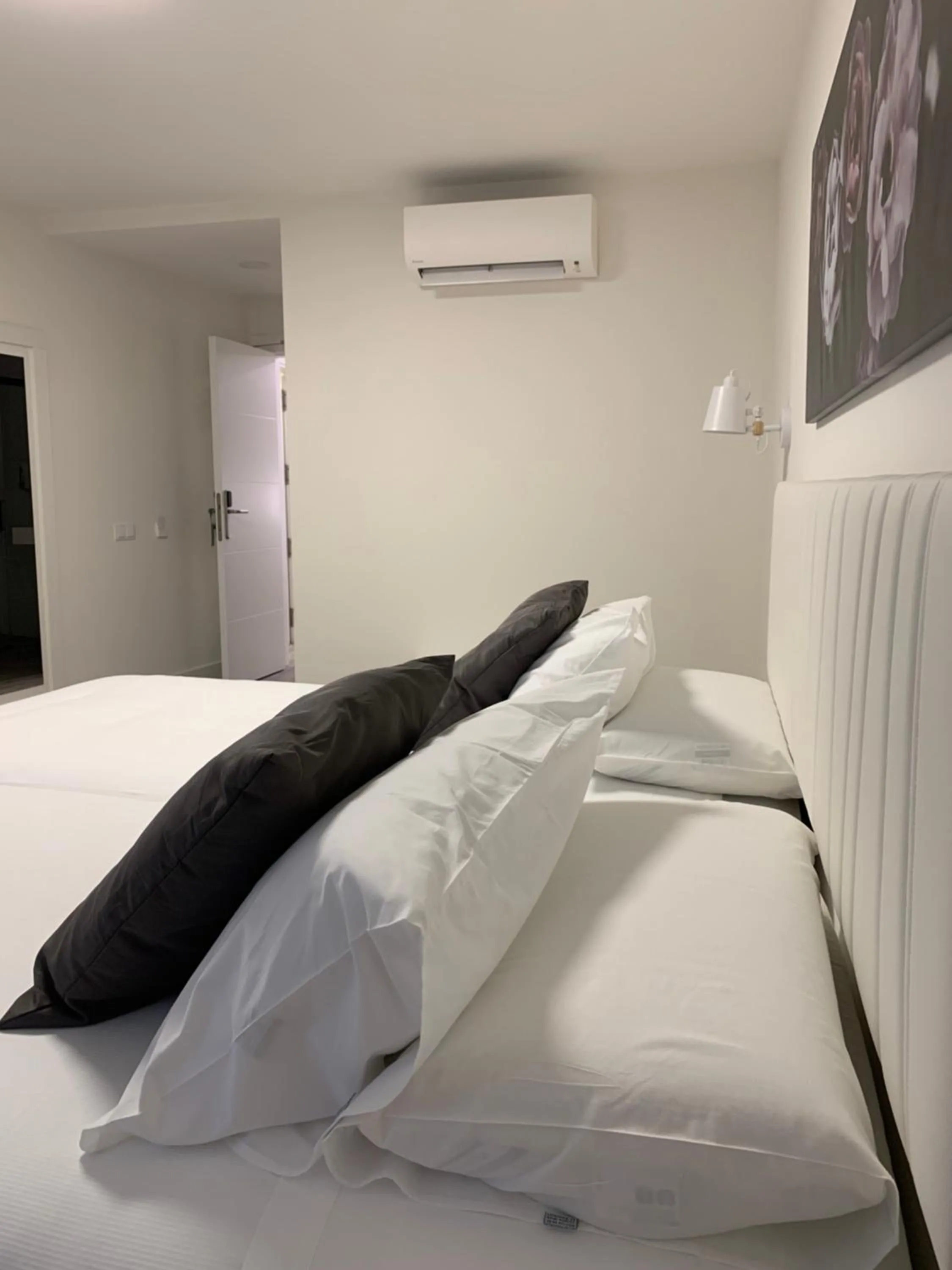 Bedroom, Bed in Hostal Comfort Suites