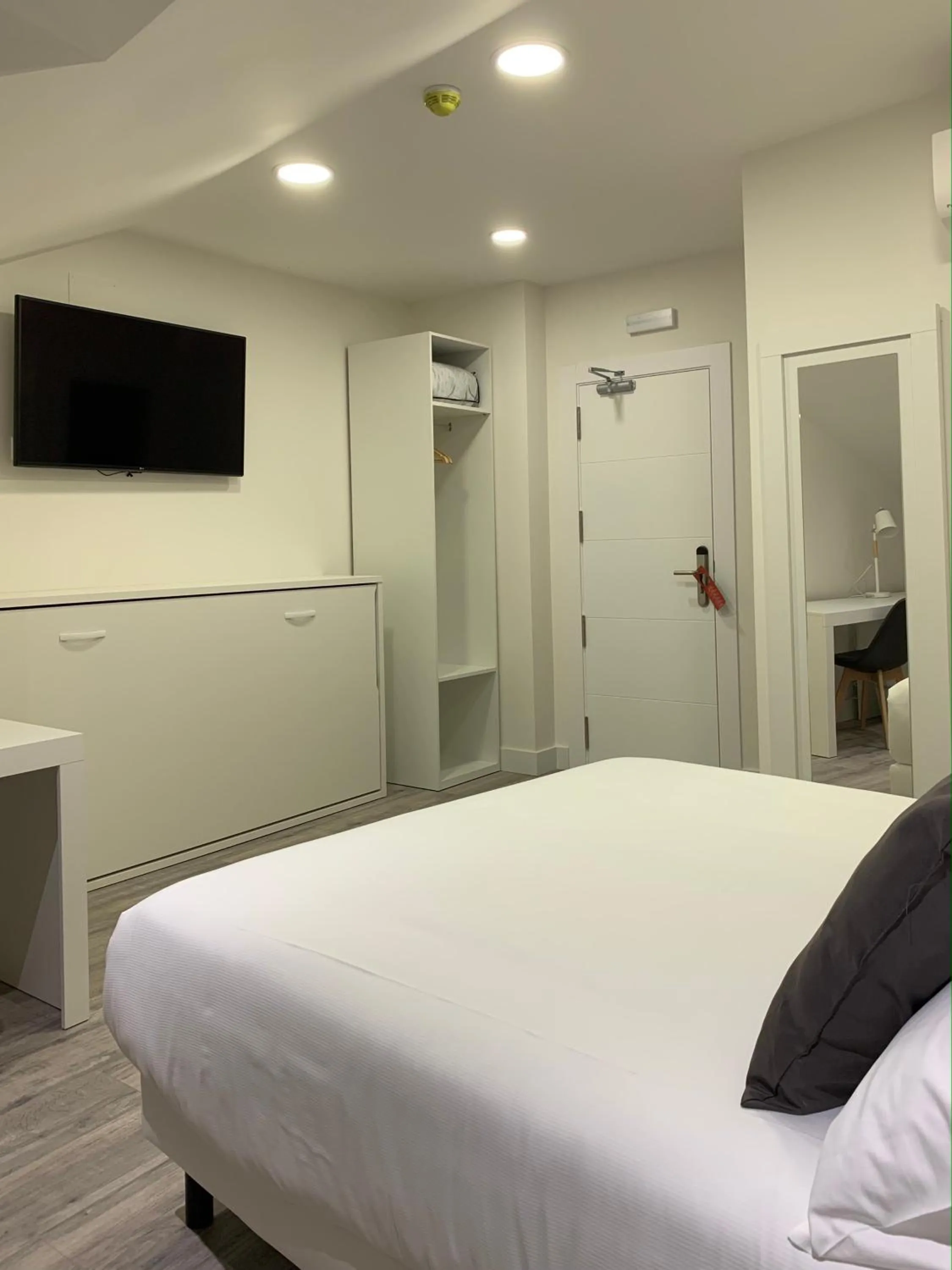 Bedroom, Bed in Hostal Comfort Suites