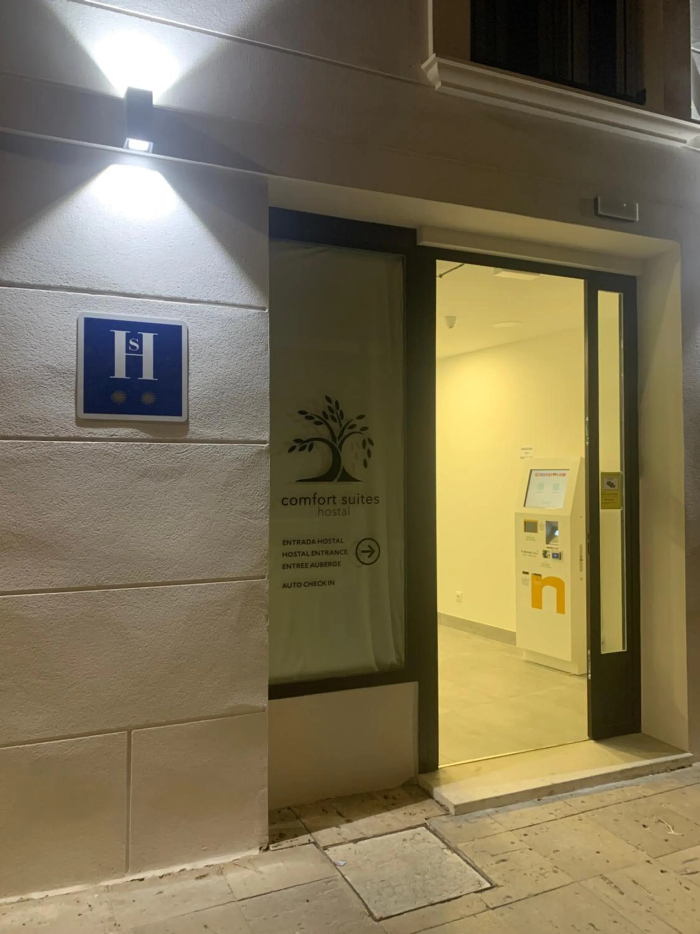 Facade/entrance in Hostal Comfort Suites