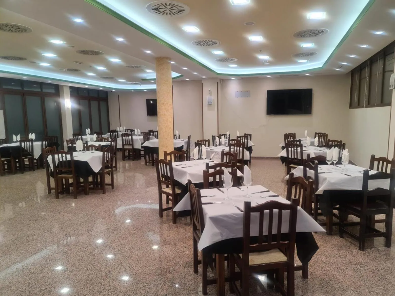 Restaurant/places to eat in Hotel Segontia