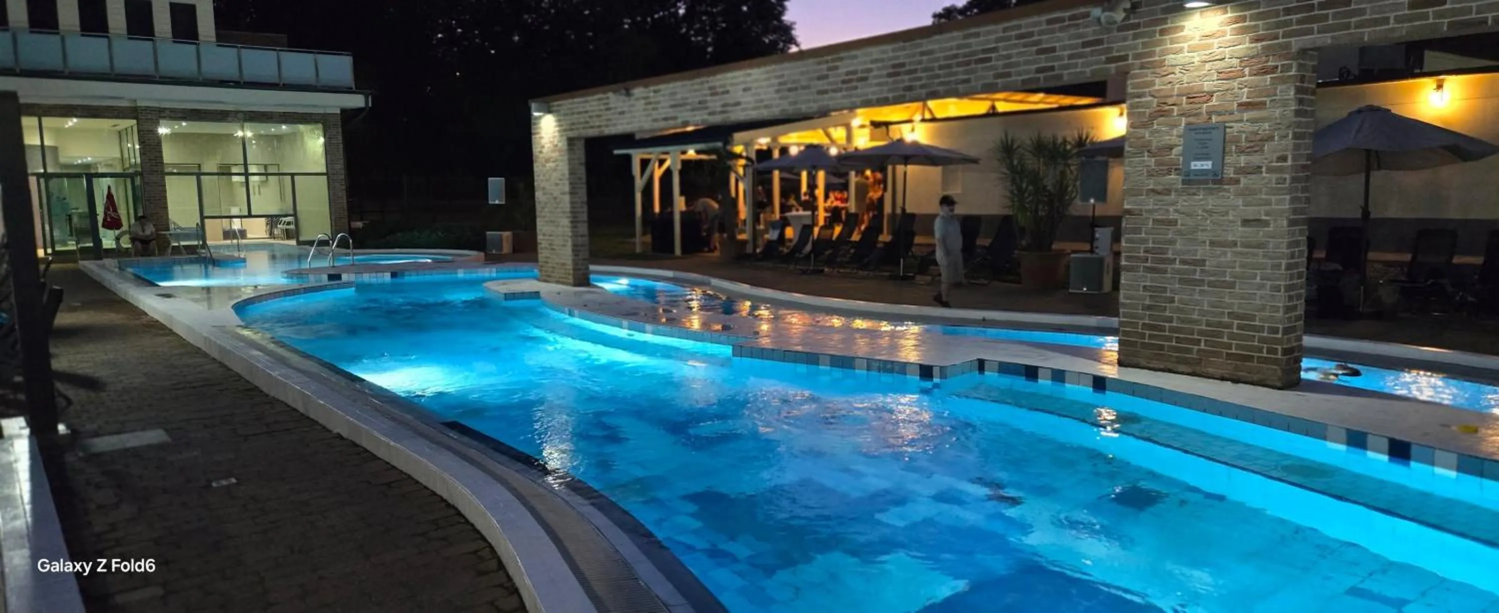 Swimming pool in Holiday Beach Budapest Hotel