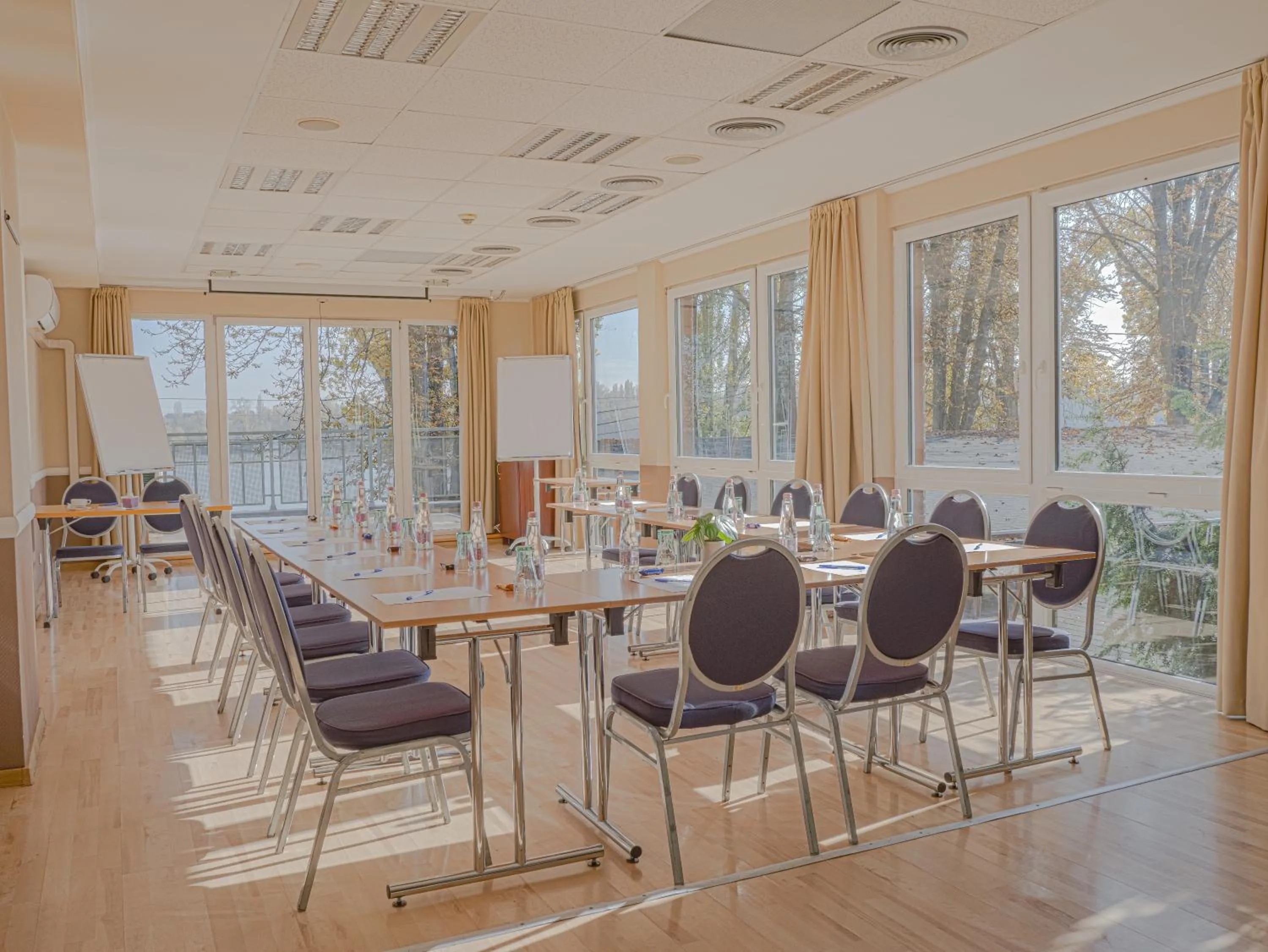 Meeting/conference room in Holiday Beach Budapest Hotel