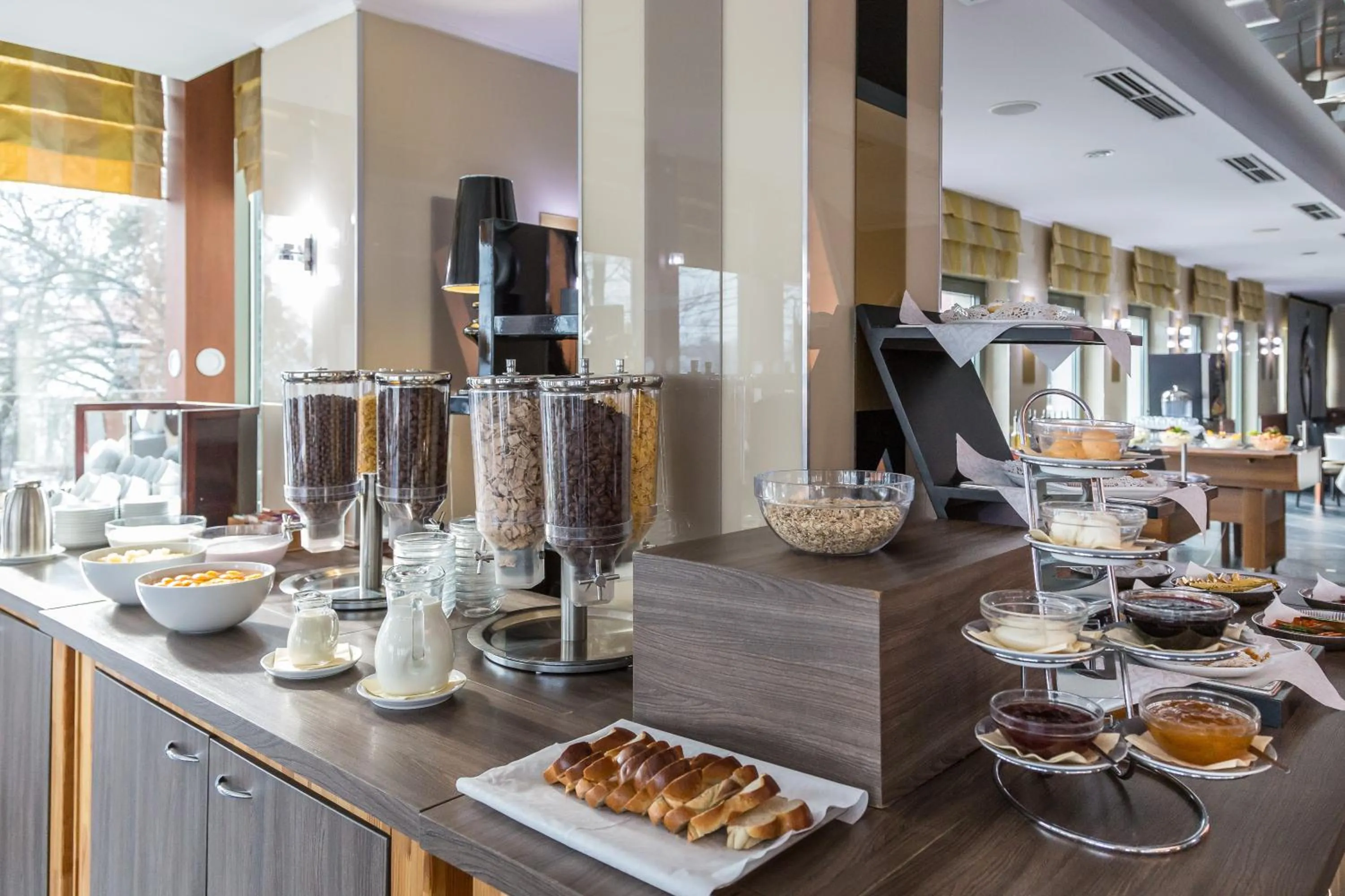 Restaurant/places to eat in Holiday Beach Budapest Hotel