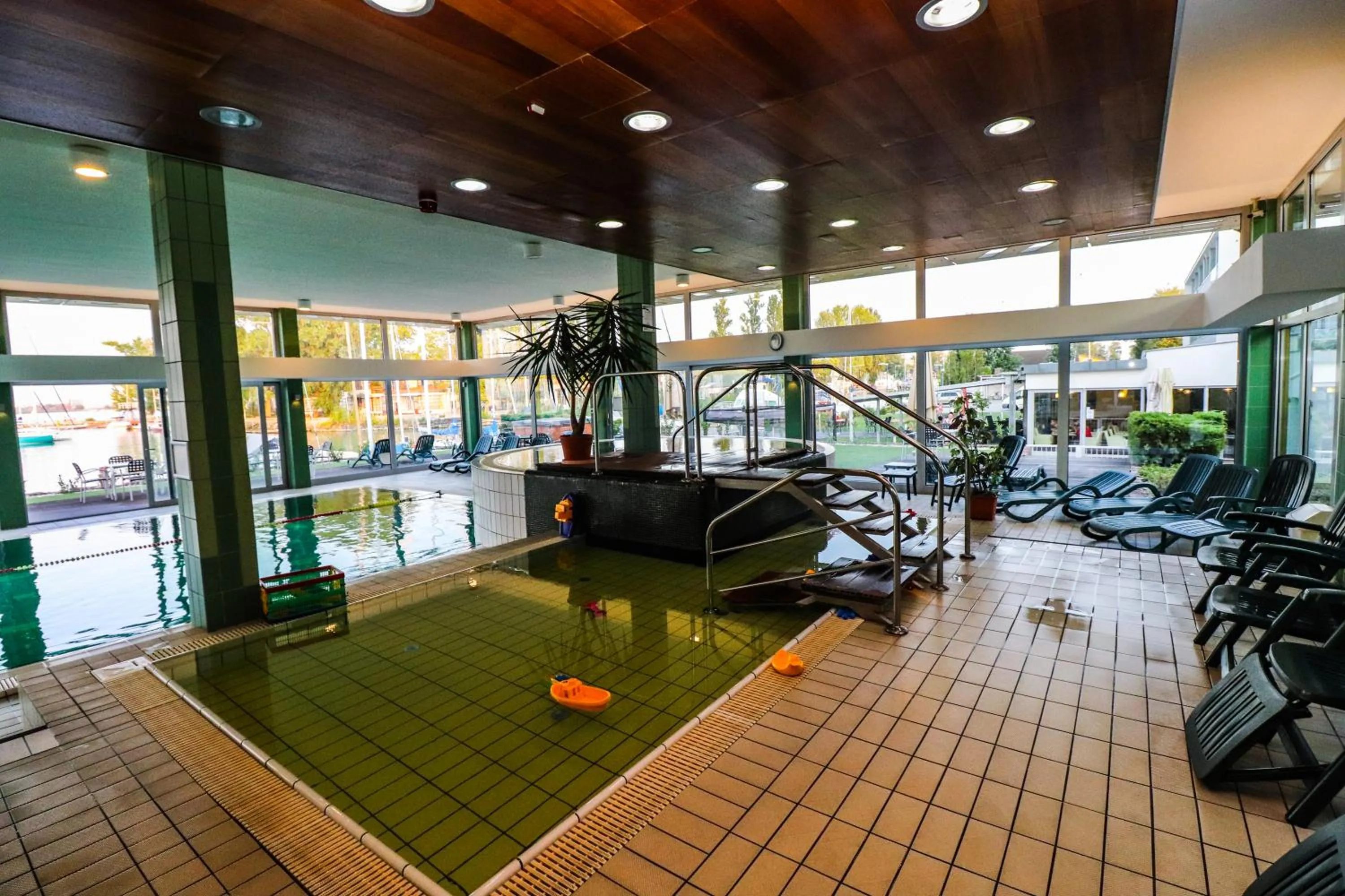 Hot Tub in Hotel Yacht Wellness & Business