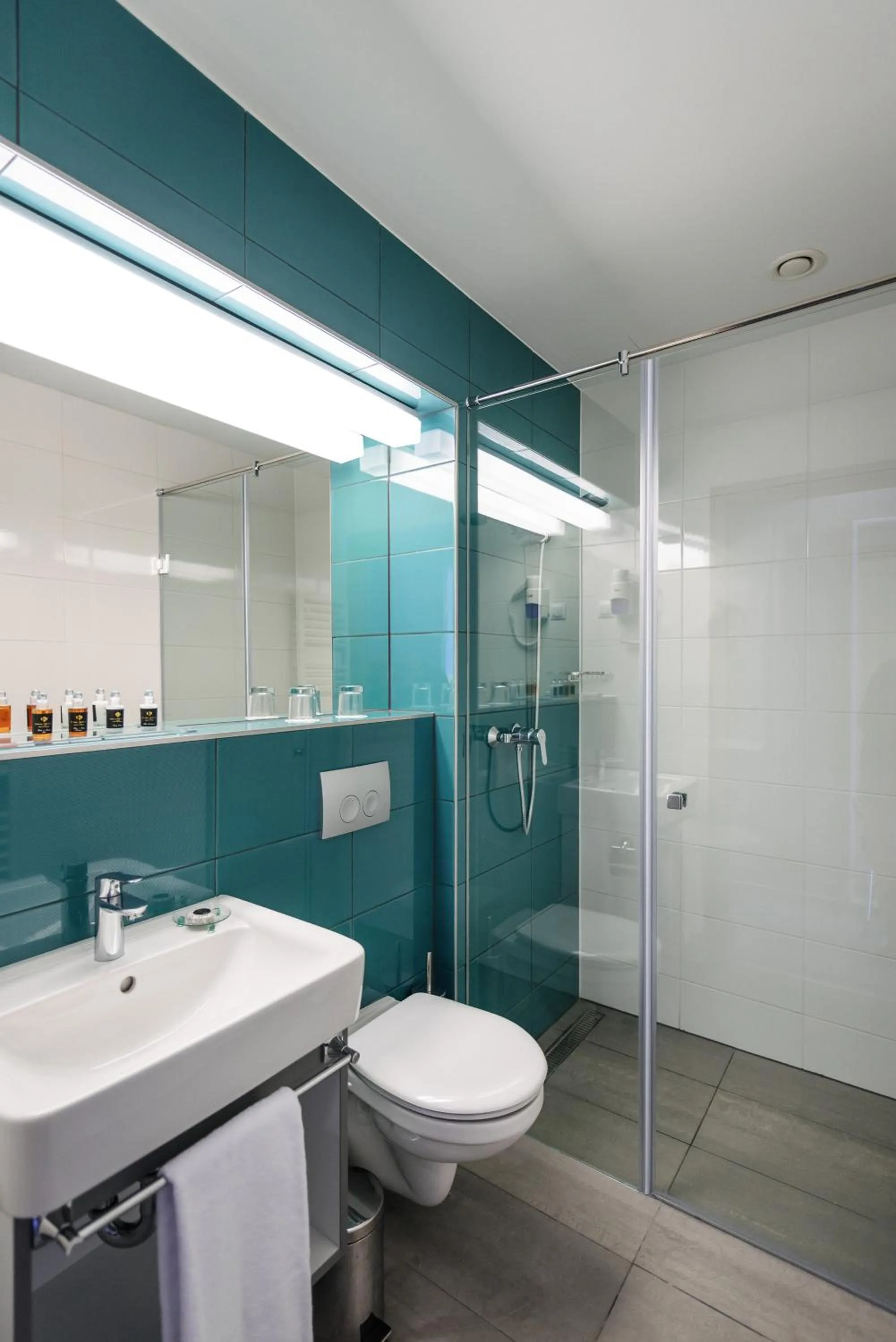 Shower in Hotel Yacht Wellness & Business