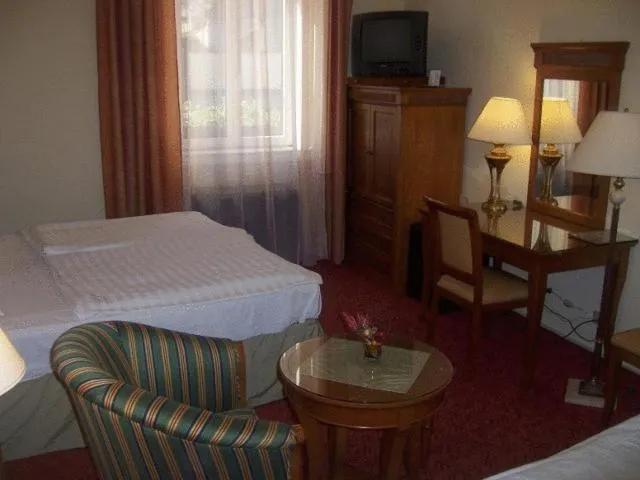 Photo of the whole room, Bed in Hotel Romantik Eger
