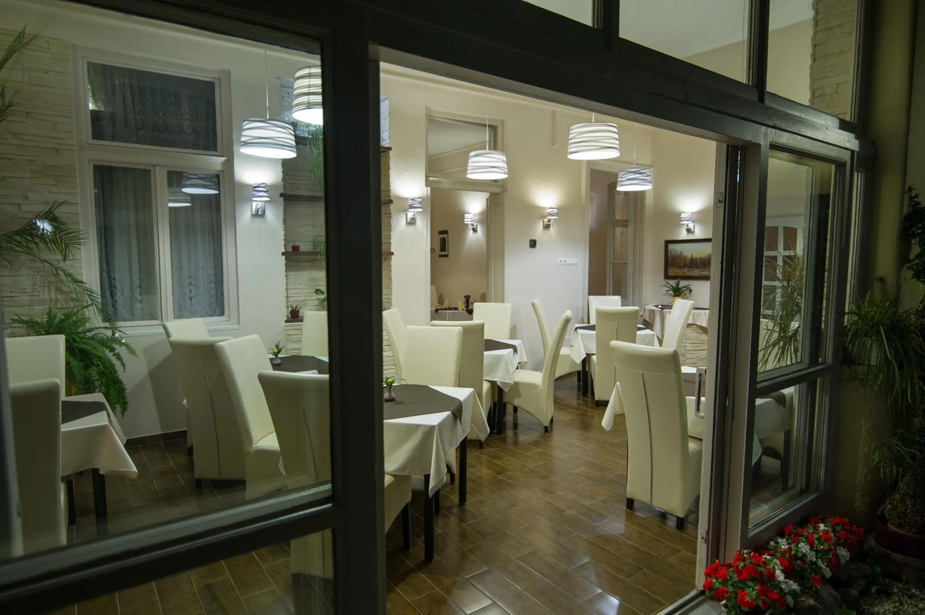 Restaurant/places to eat in Hotel Romantik Eger