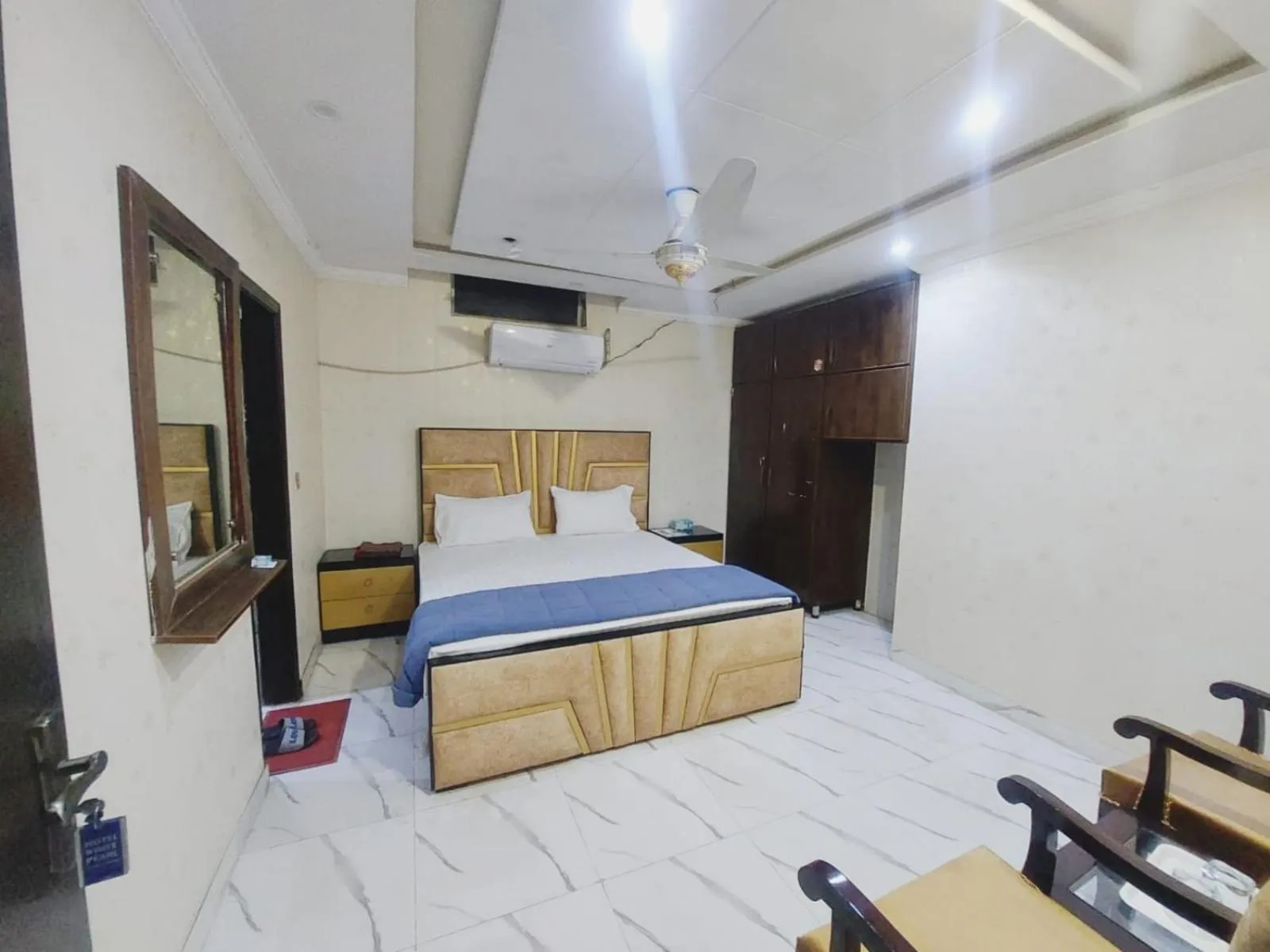 Photo of the whole room, Bed in Hotel White Pearl