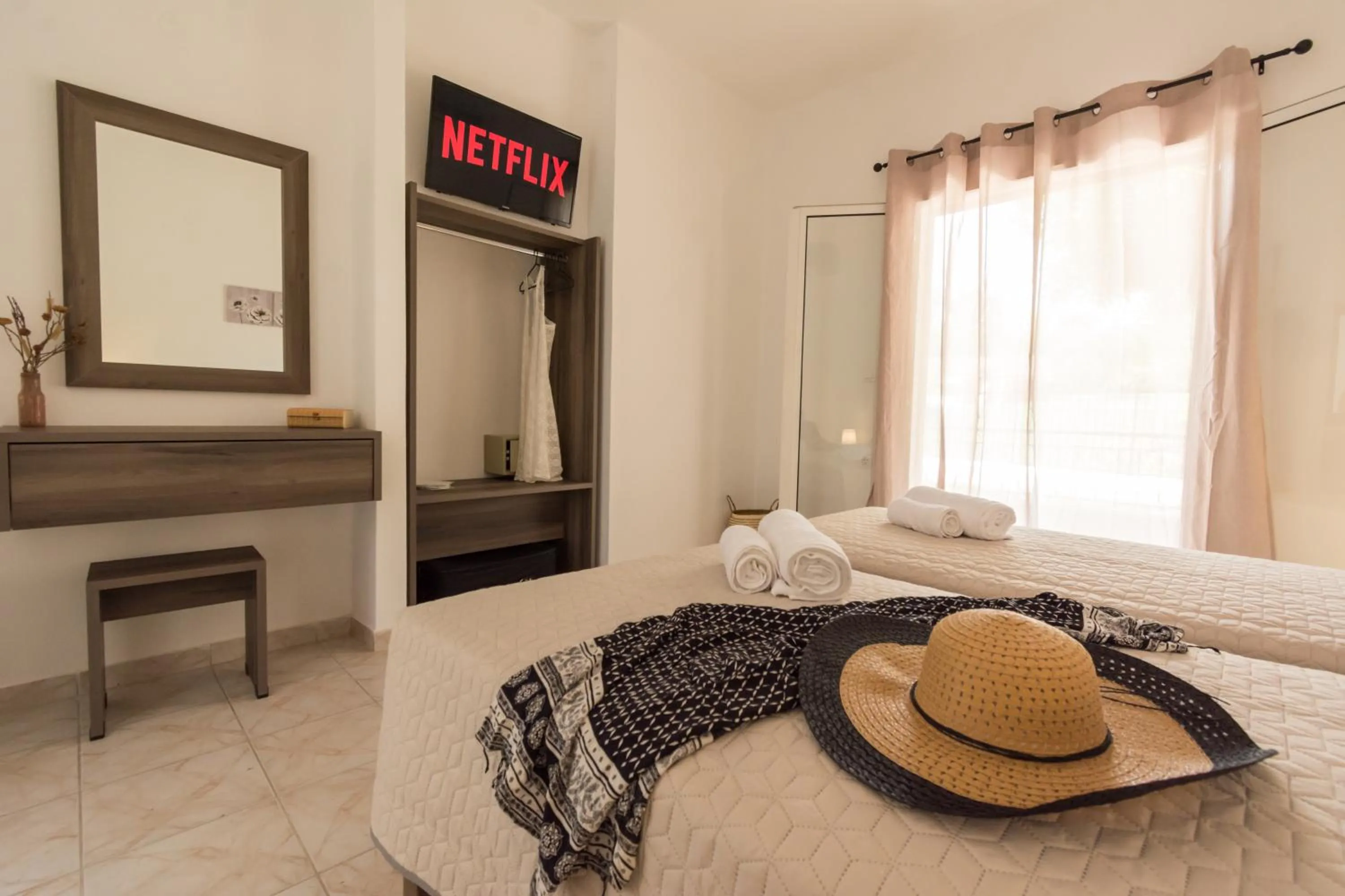 Bedroom, Bed in Euphoria complex