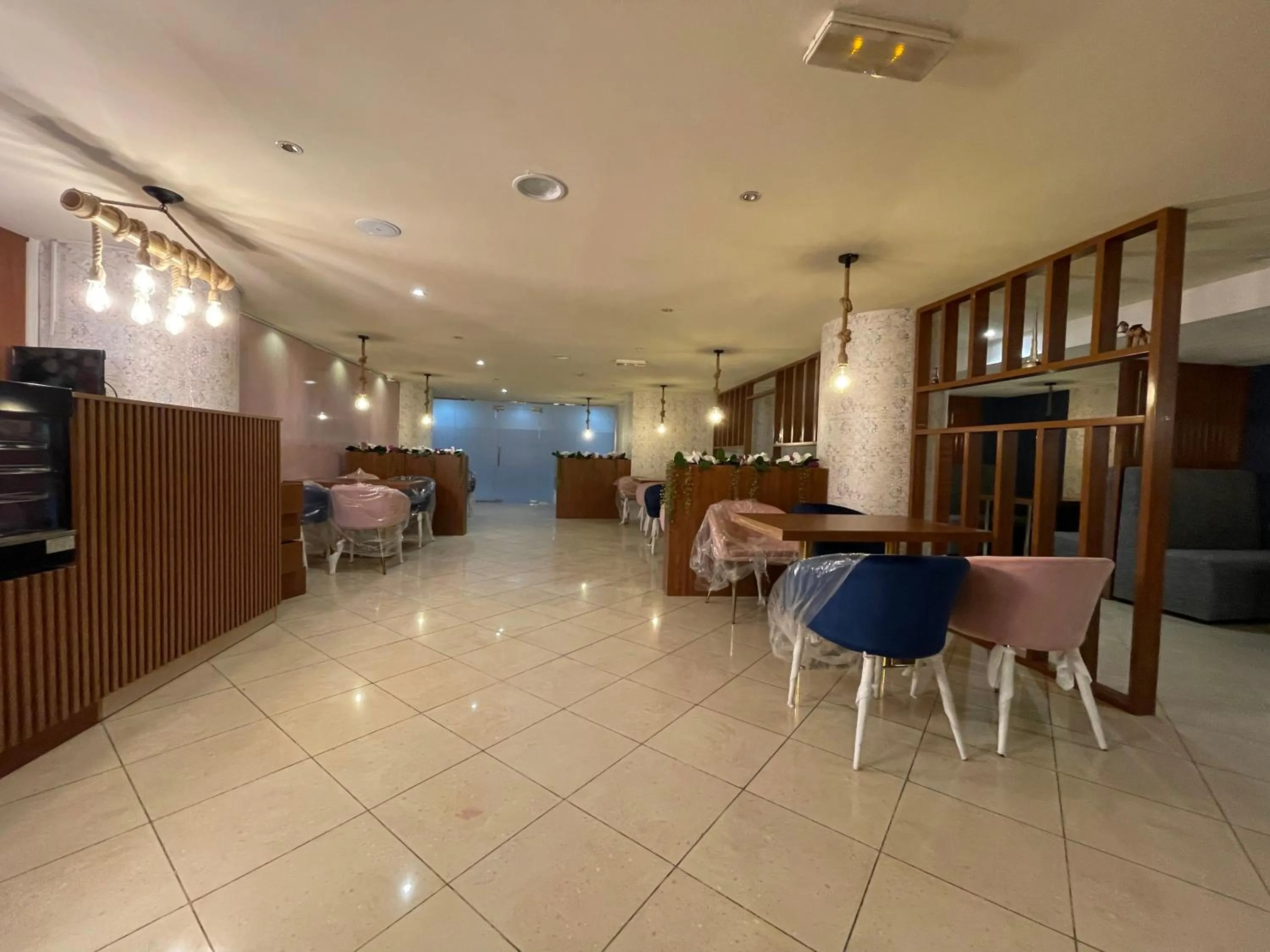 Restaurant/places to eat in MOUNT SINA HOTEL By AURA