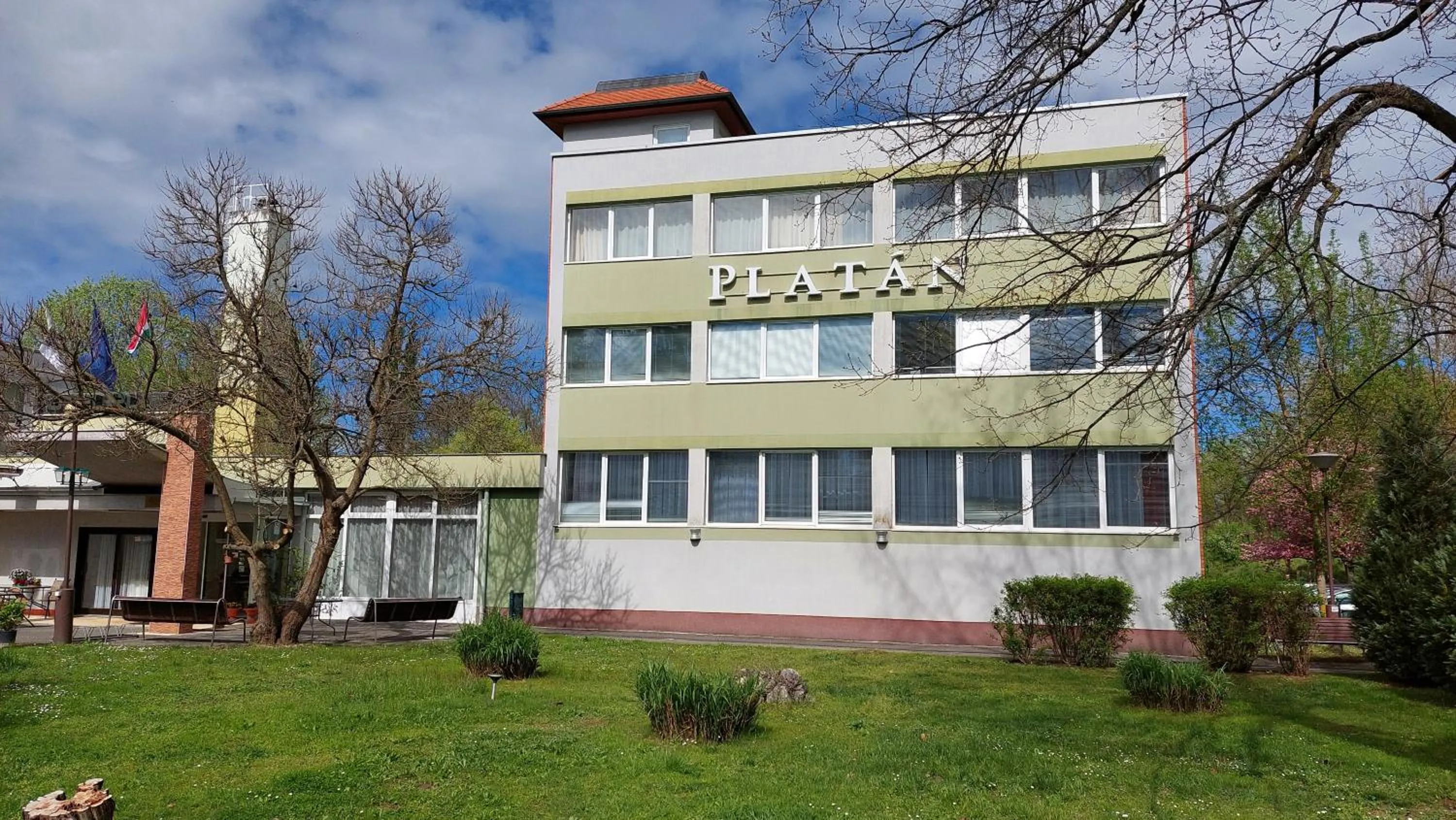 Property building in Komfort Hotel Platan