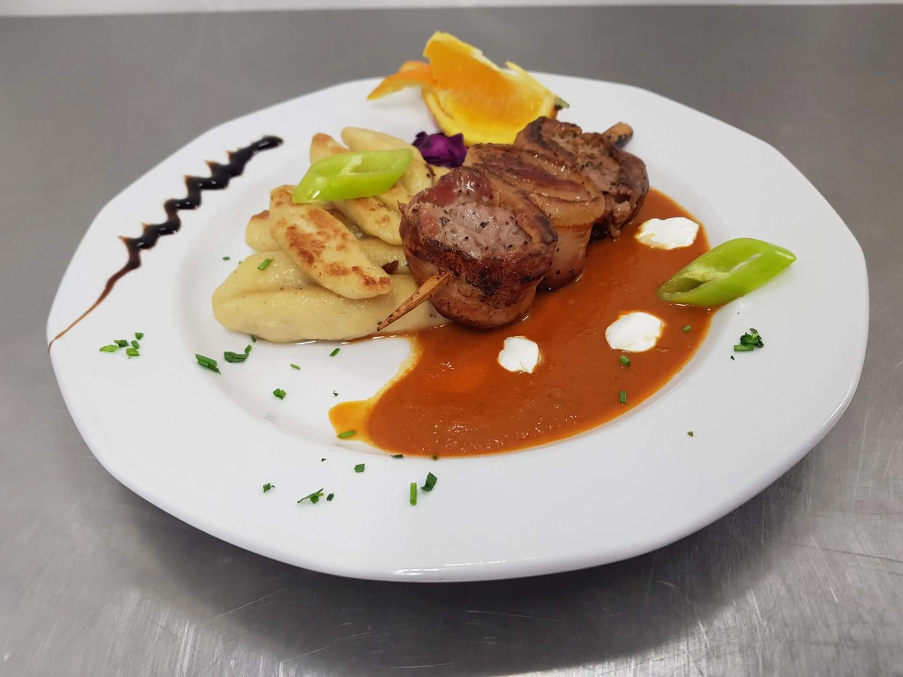 Restaurant/places to eat in Komfort Hotel Platan