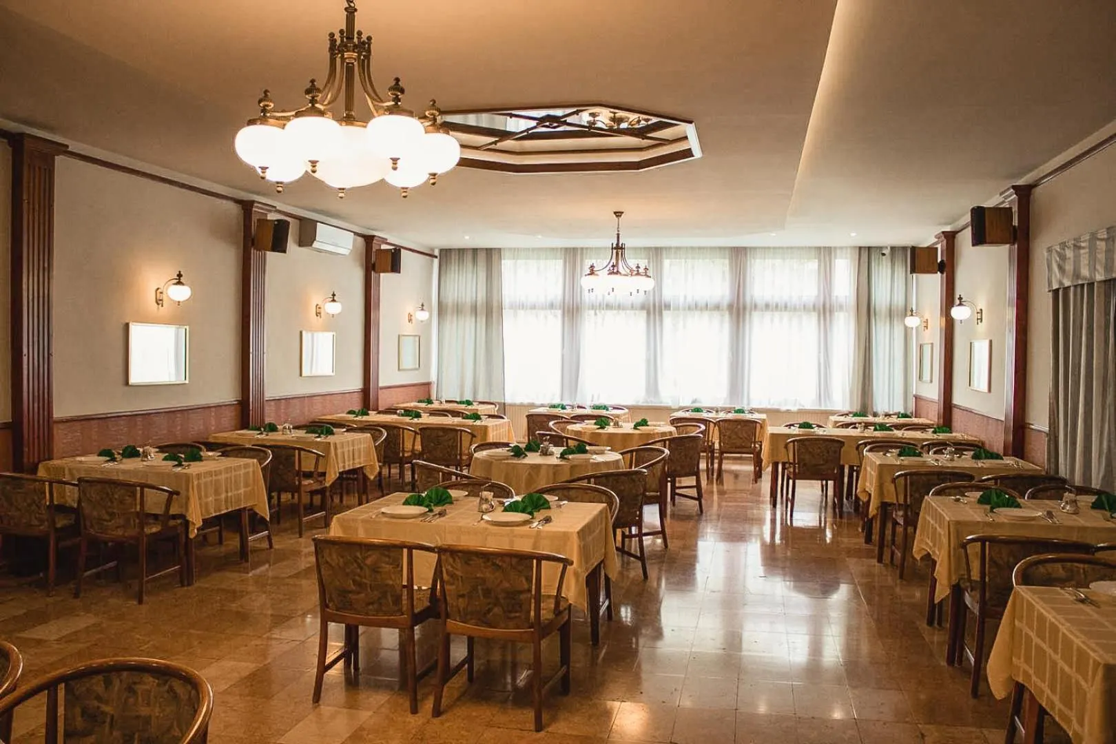 Restaurant/places to eat in Komfort Hotel Platan