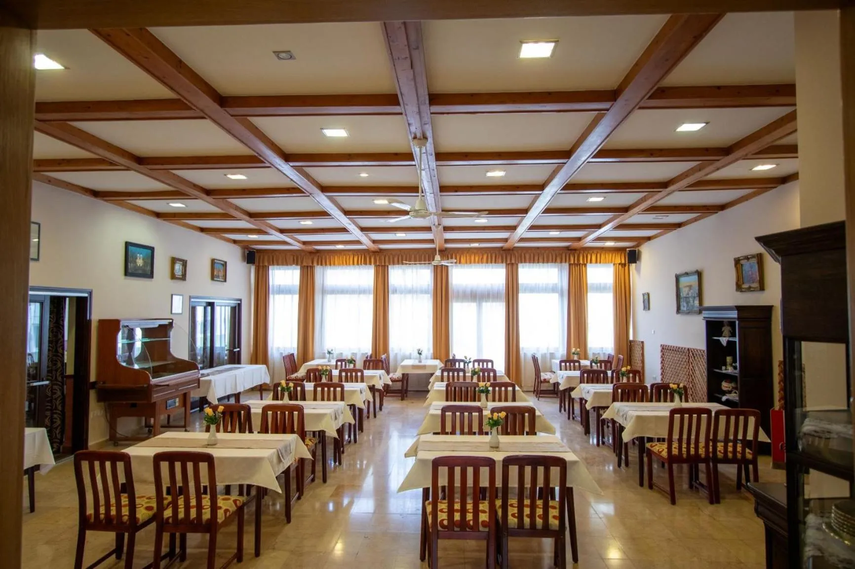 Restaurant/places to eat in Komfort Hotel Platan