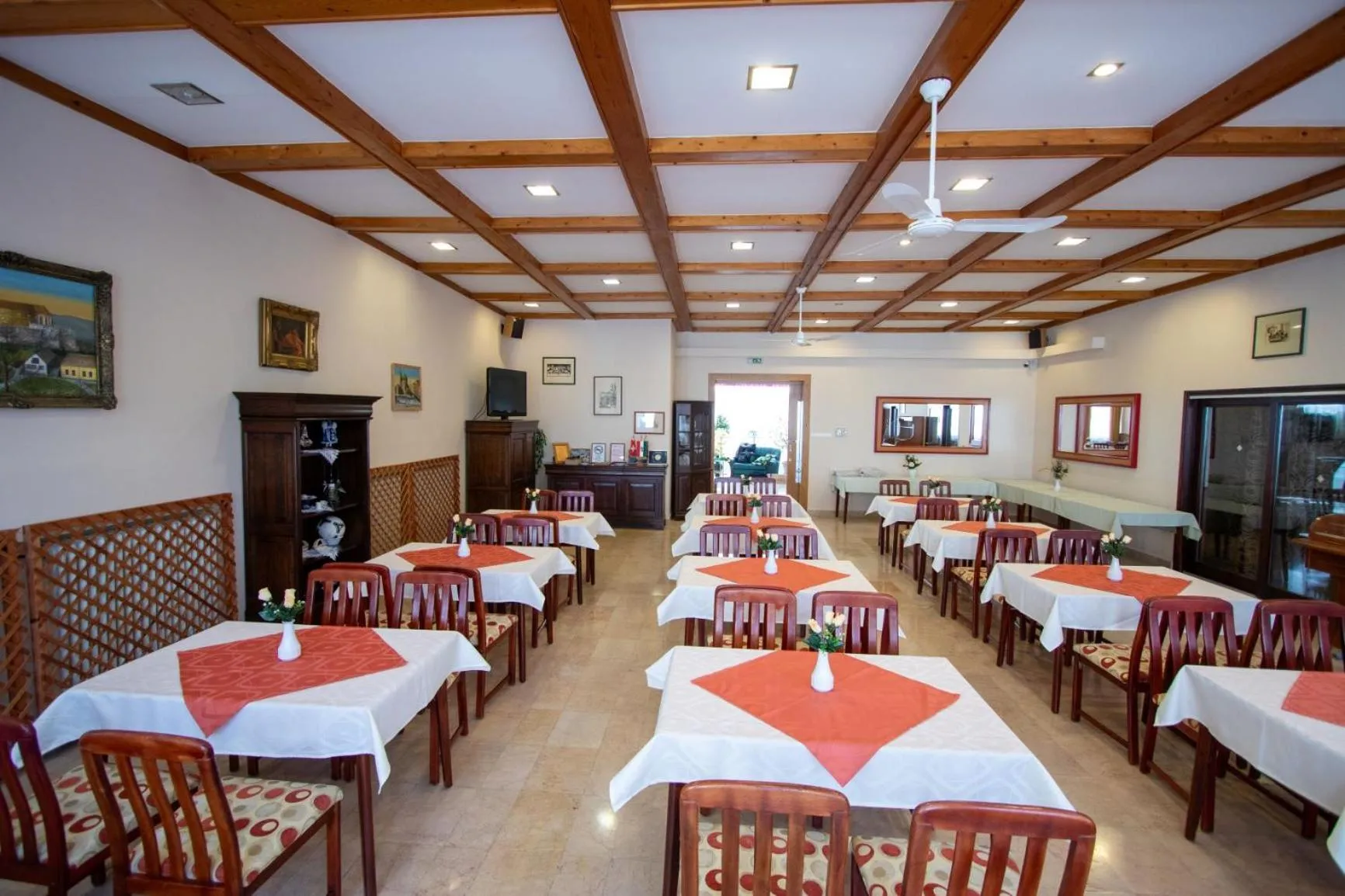 Restaurant/places to eat in Komfort Hotel Platan