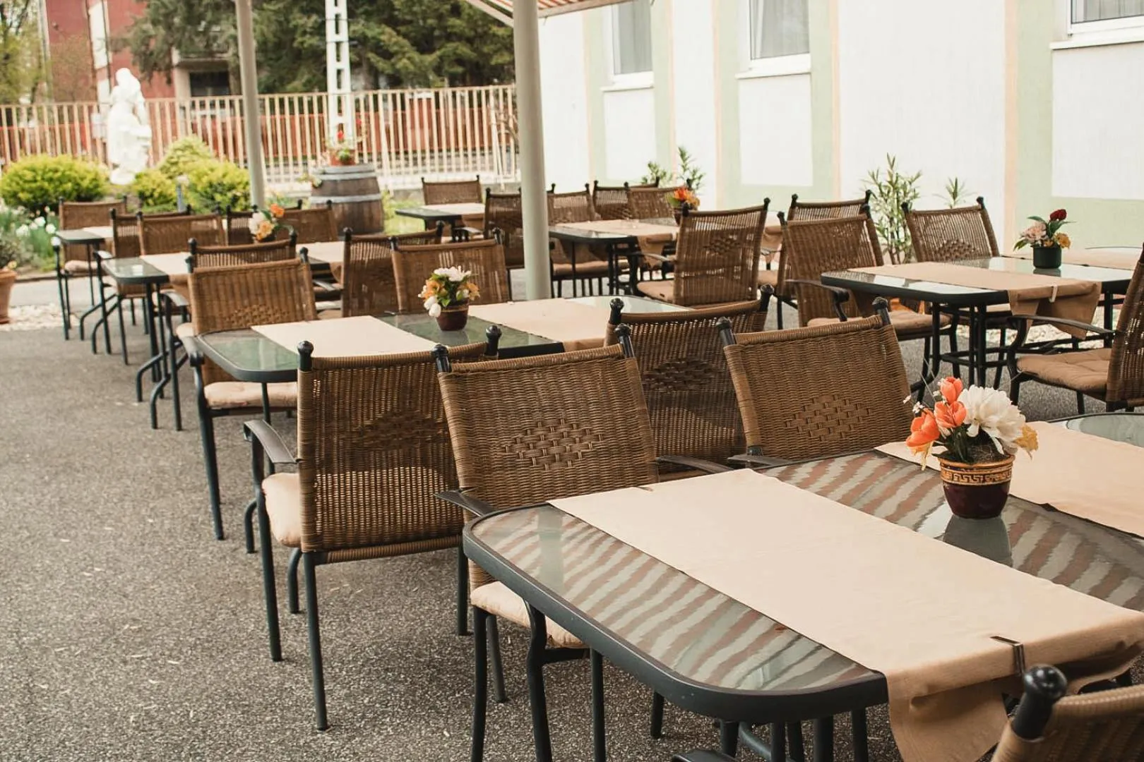 Restaurant/places to eat in Komfort Hotel Platan