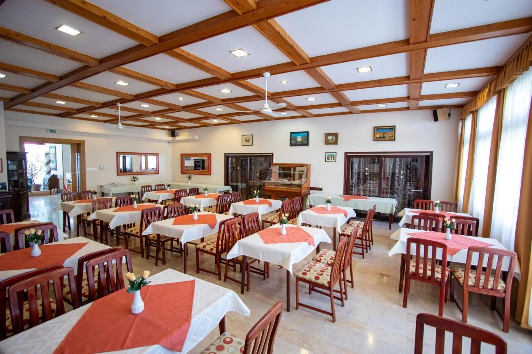 Restaurant/places to eat in Komfort Hotel Platan